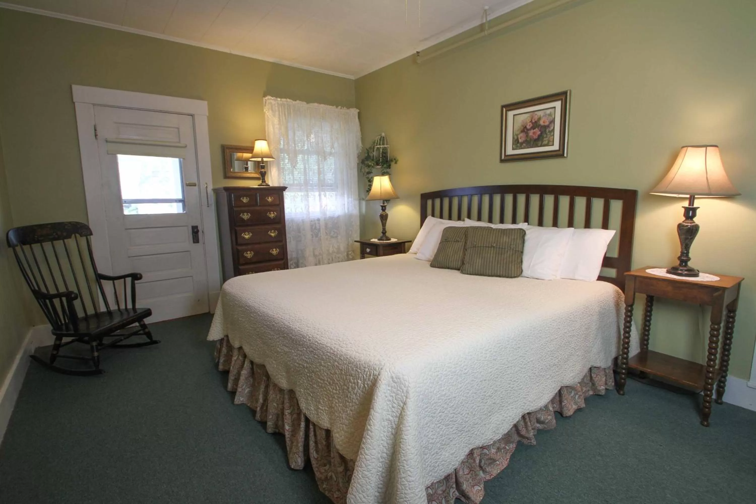 Bed in Fullerton Inn & Restaurant