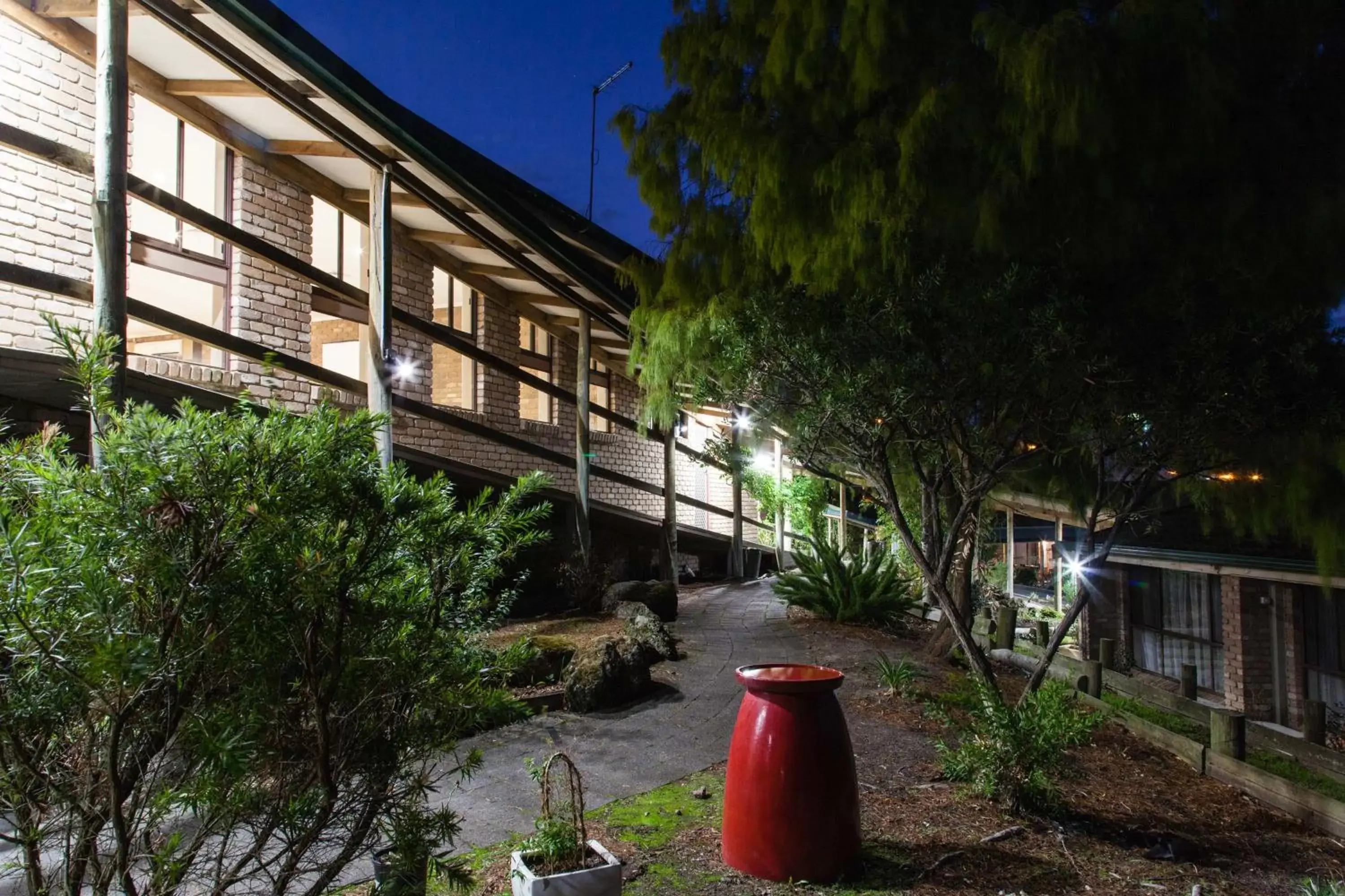 Garden, Property Building in Farnham Court Motel and Restaurant