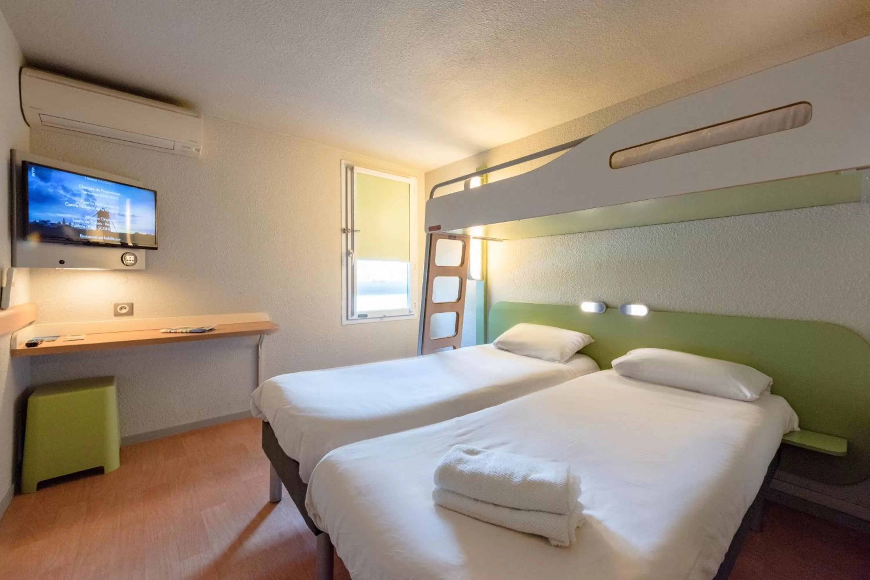 Bedroom, Bed in Ibis Budget Bollene