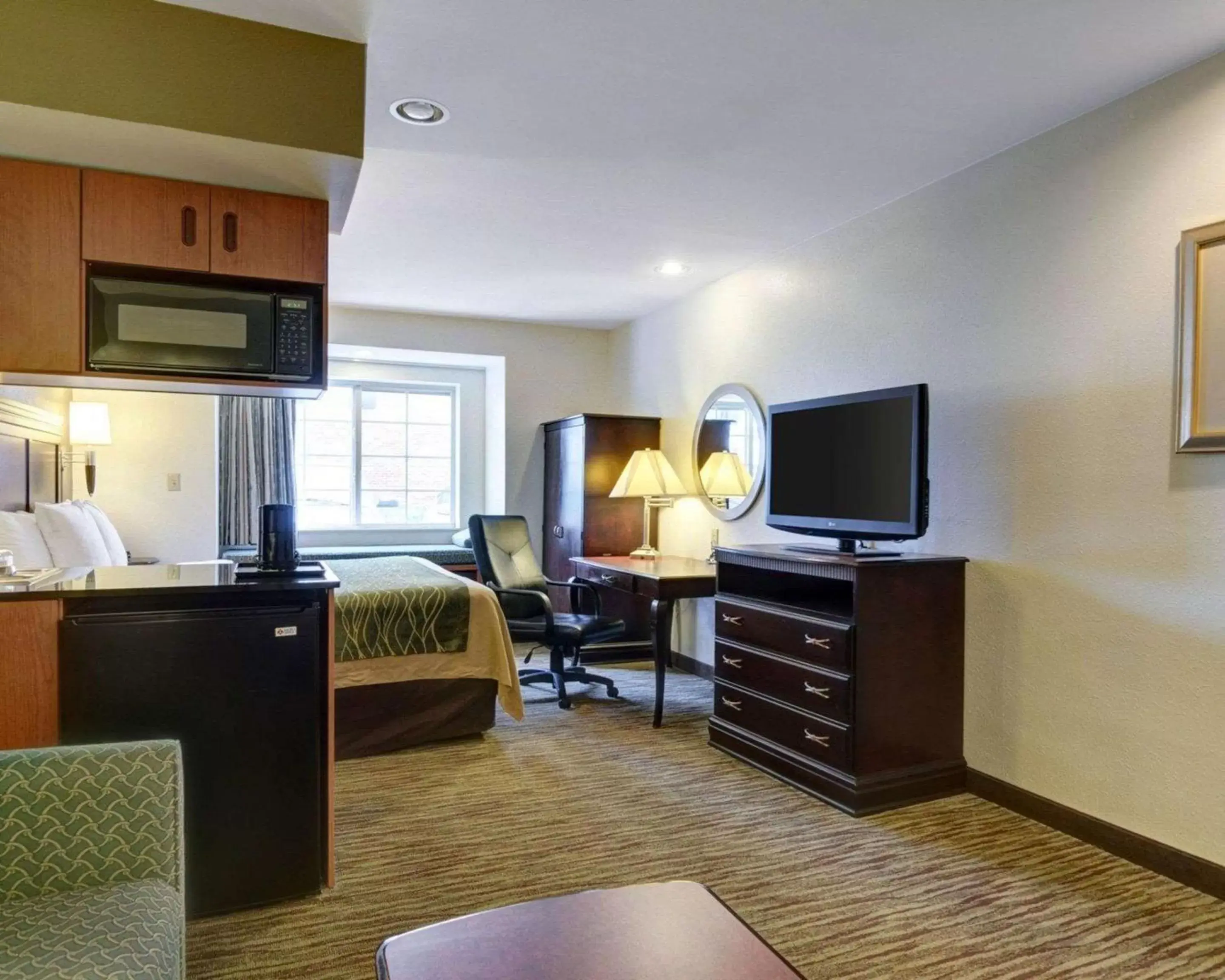 Photo of the whole room, TV/Entertainment Center in Comfort Inn & Suites Airport Dulles-Gateway