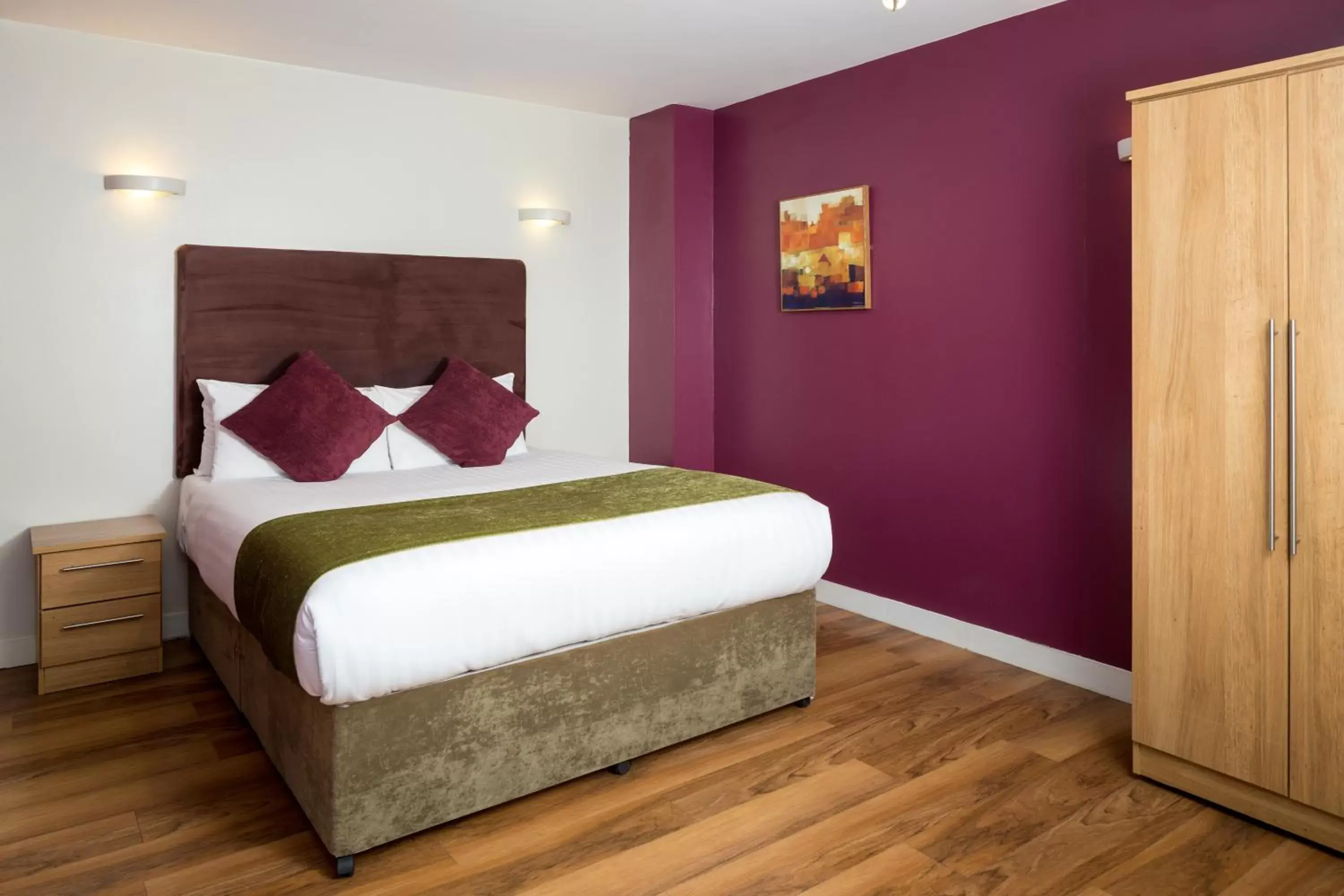 Bedroom, Bed in Roomzzz Leeds Headingley