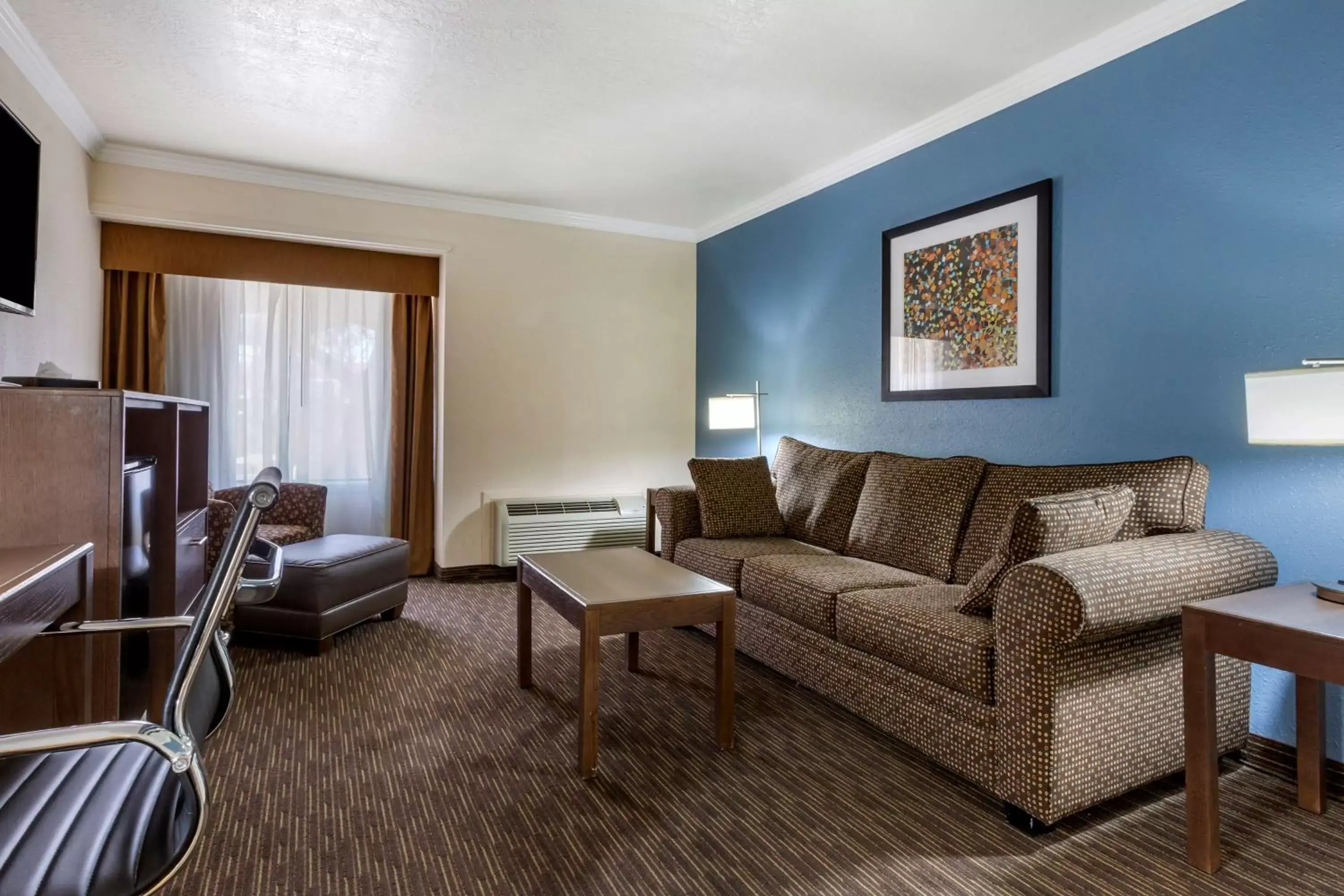 Photo of the whole room, Seating Area in Best Western Airport Albuquerque InnSuites Hotel & Suites