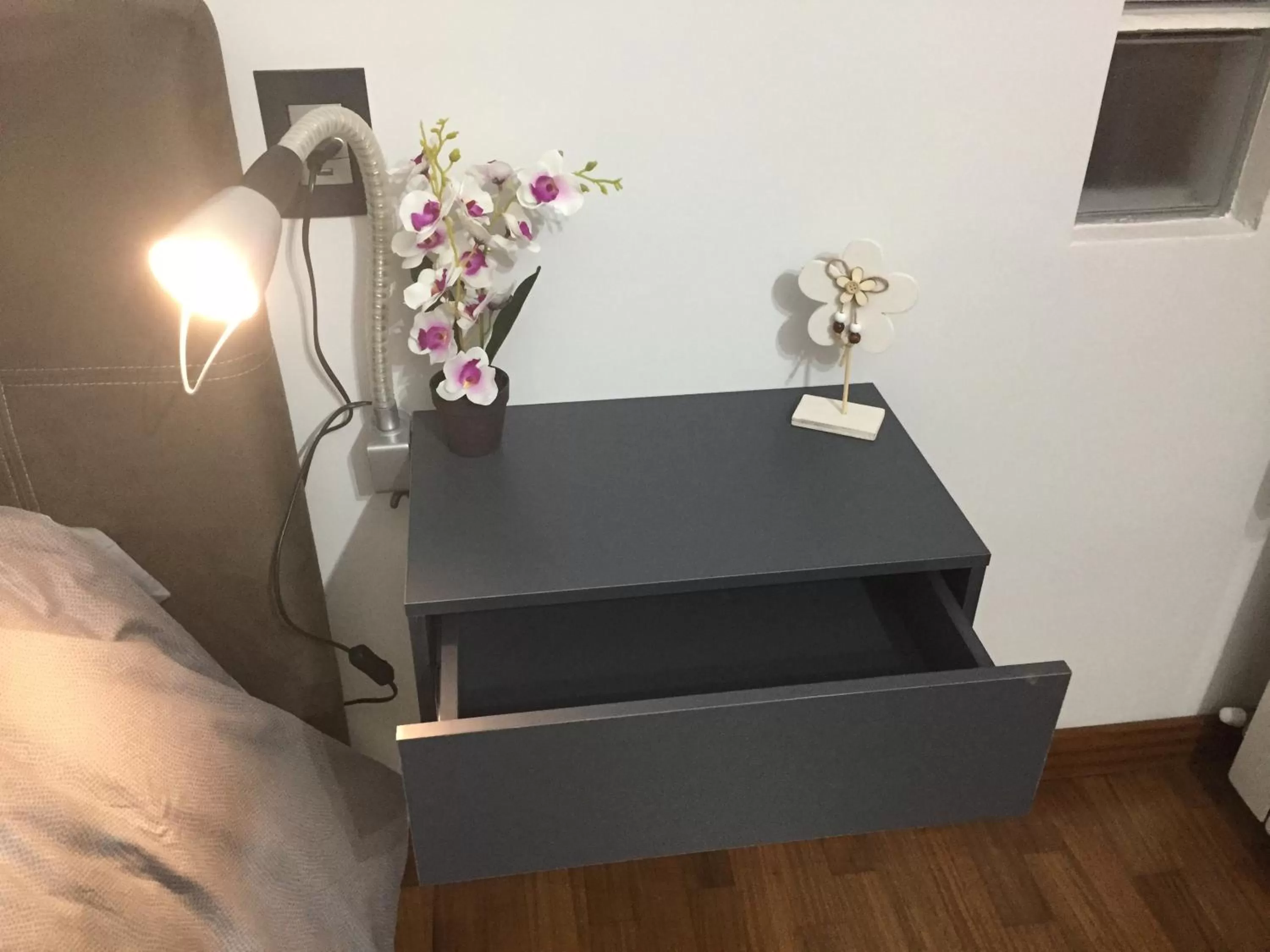 hair dresser, TV/Entertainment Center in Mapi Room