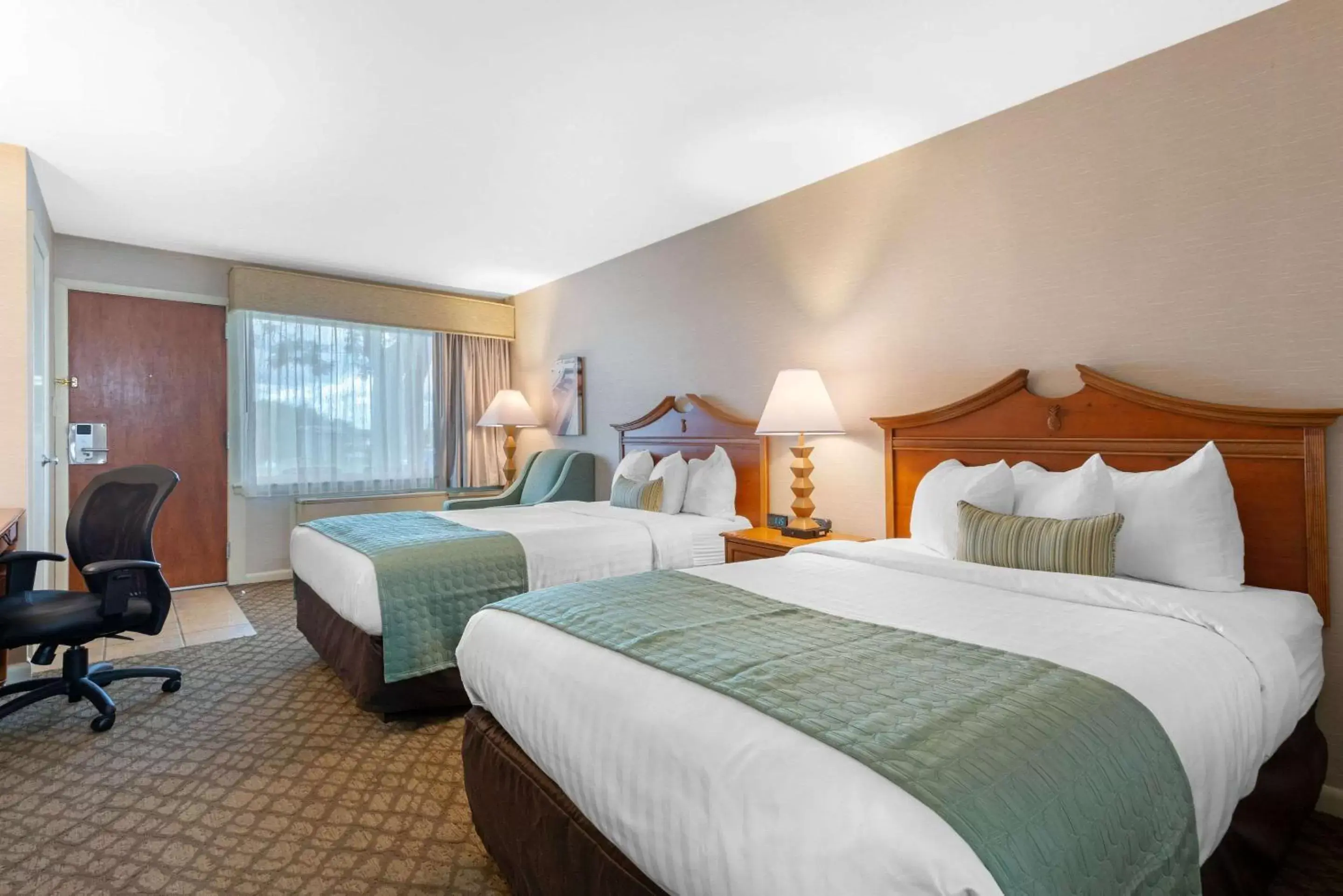 Photo of the whole room, Bed in The Inn at Gran View Ogdensburg, Ascend Hotel Collection