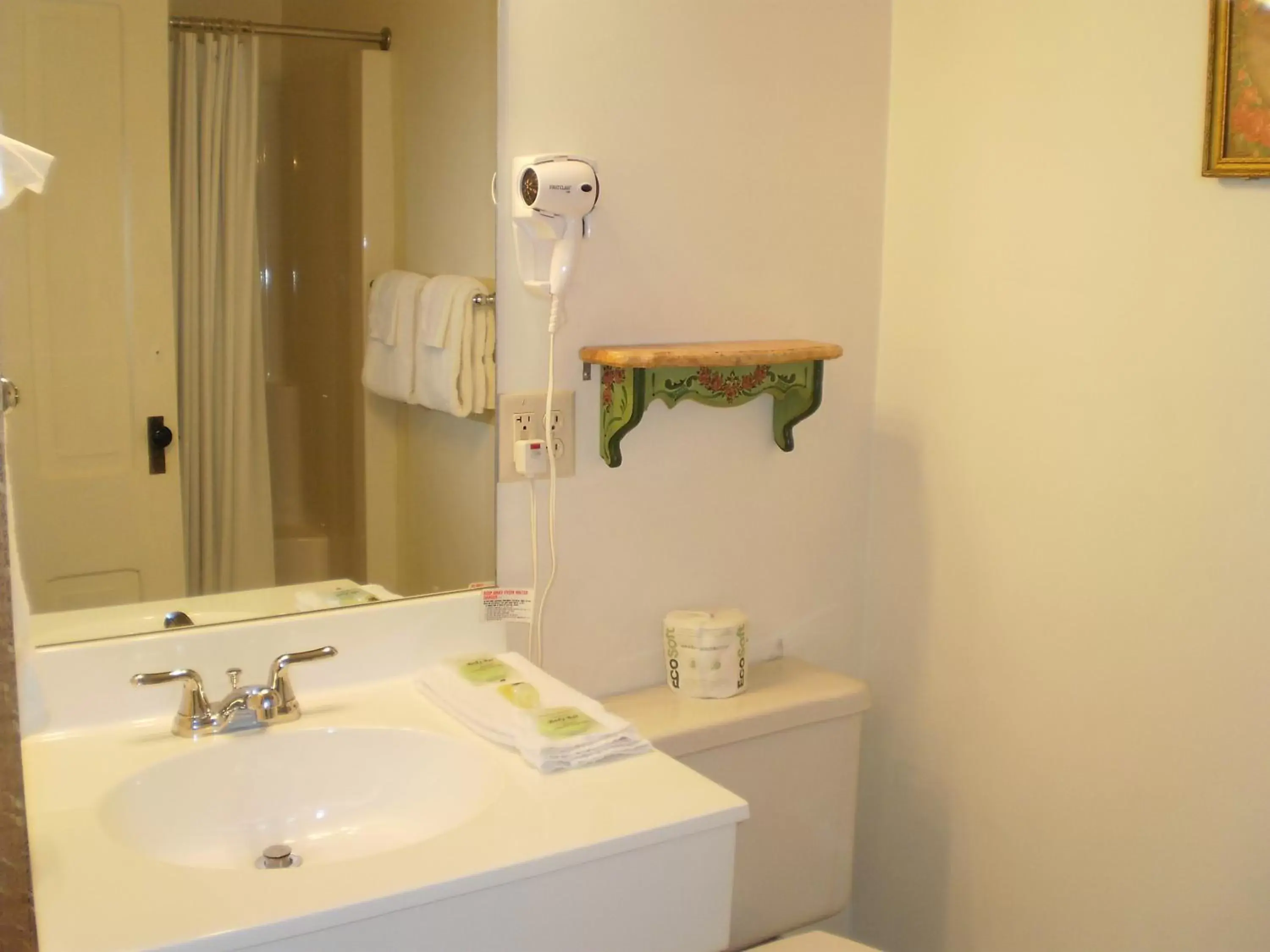 Bathroom in Hotel Millersburg