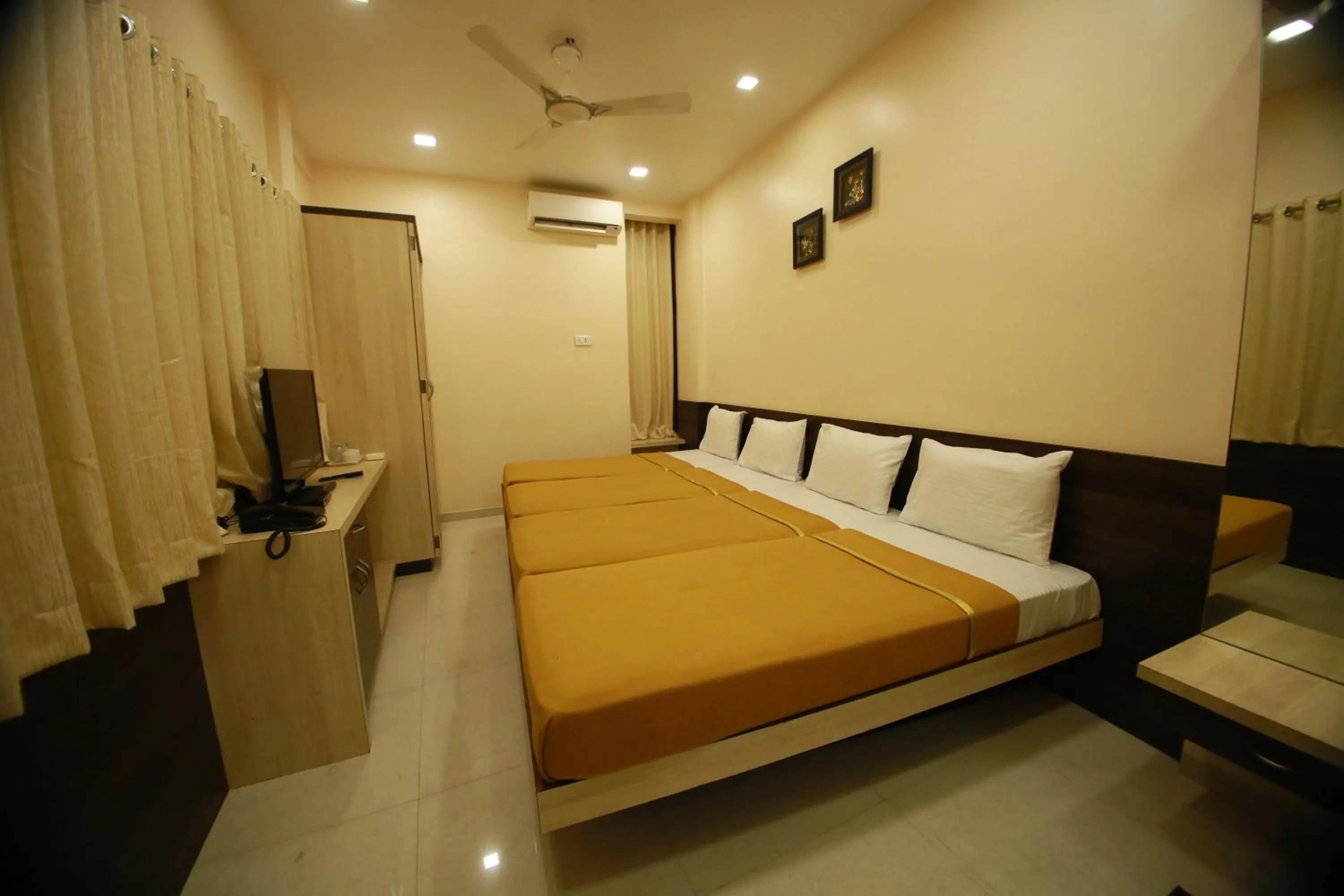 Bed in Hotel Madhuri Executive