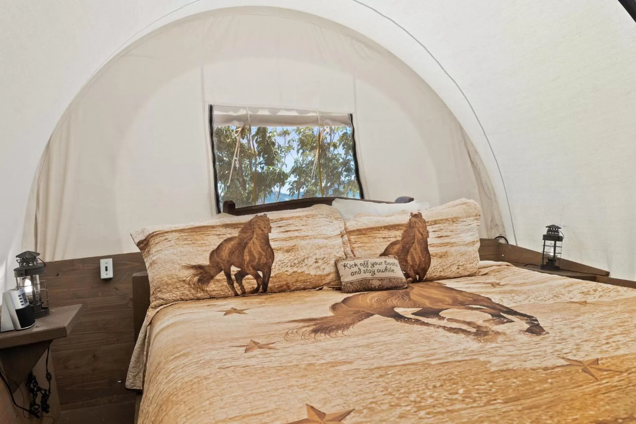 Bed in Broken Spur Inn & Steakhouse