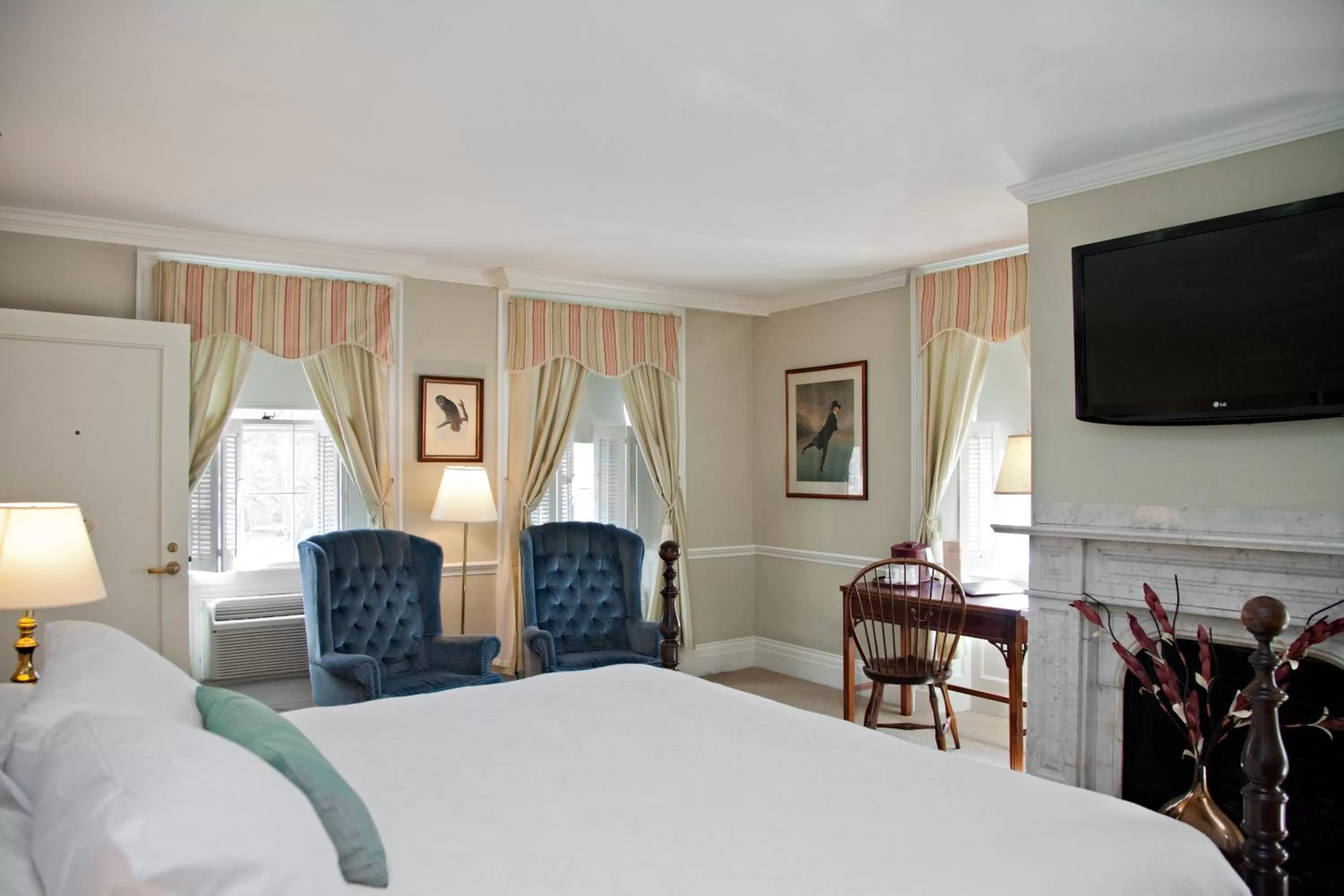 Seating area, Bed in Concord's Colonial Inn