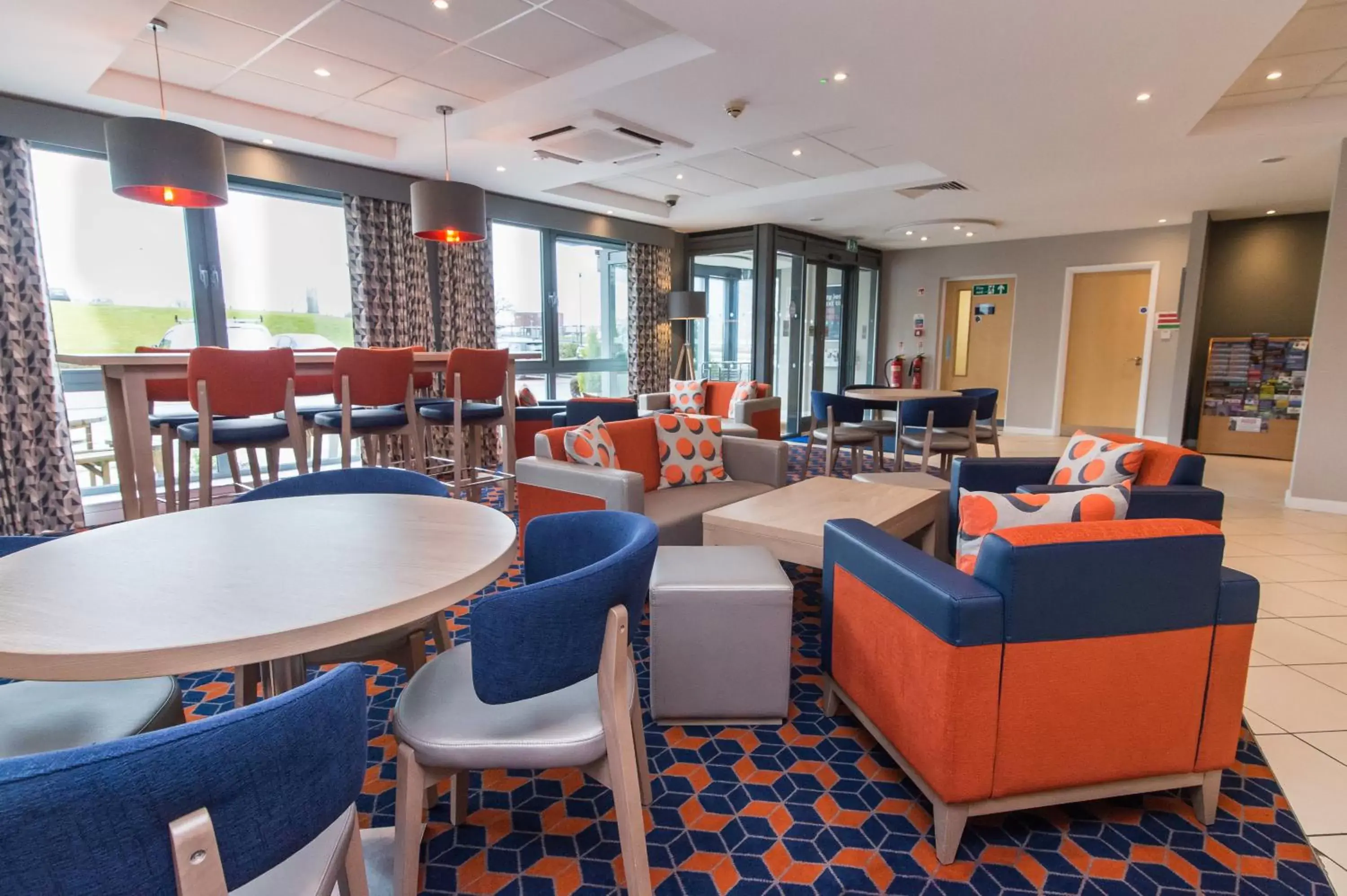 Lounge or bar, Restaurant/Places to Eat in Holiday Inn Express Dunfermline, an IHG Hotel