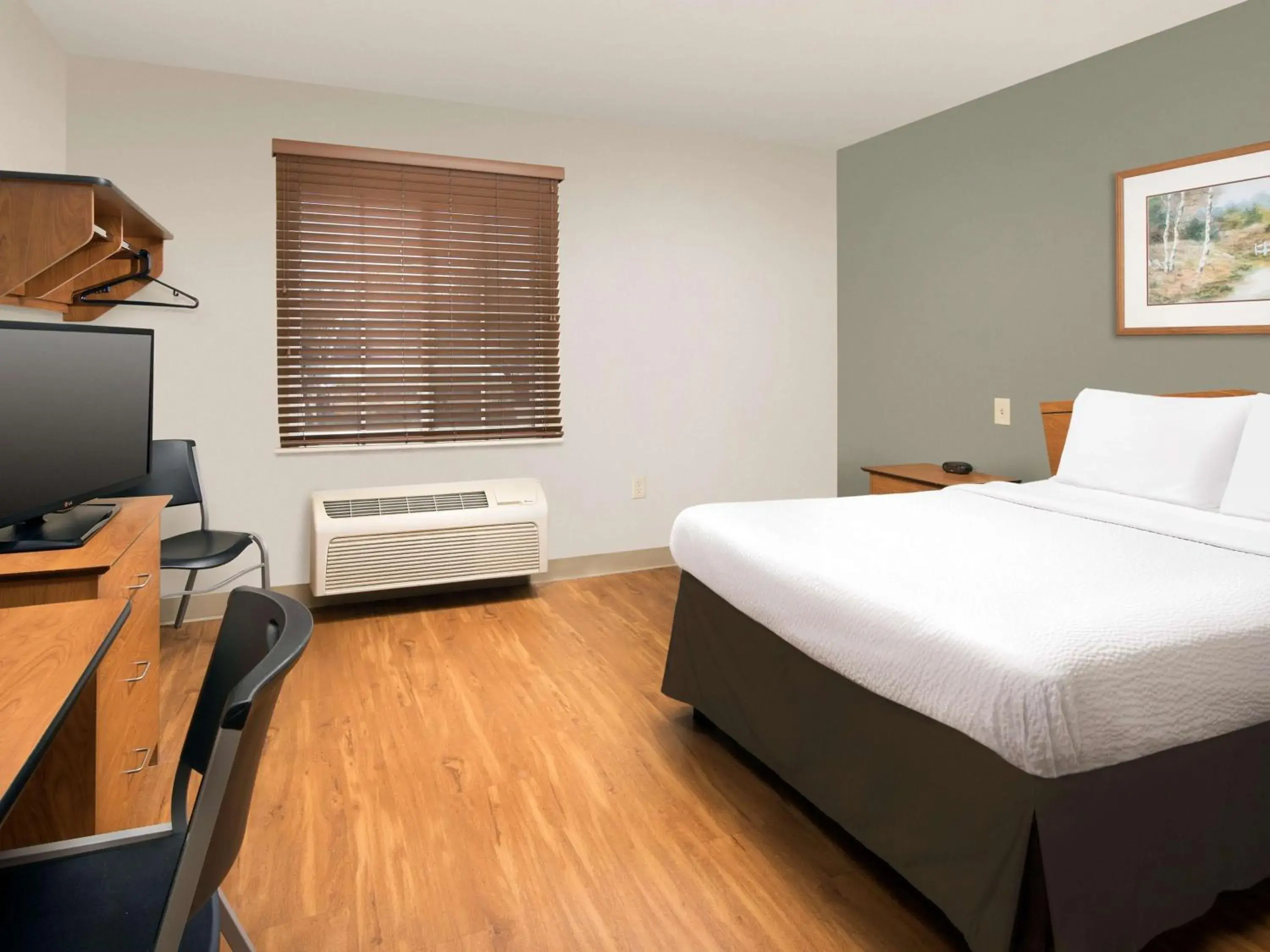 Bedroom, Bed in Extended Stay America Select Suites - Indianapolis - Plainfield