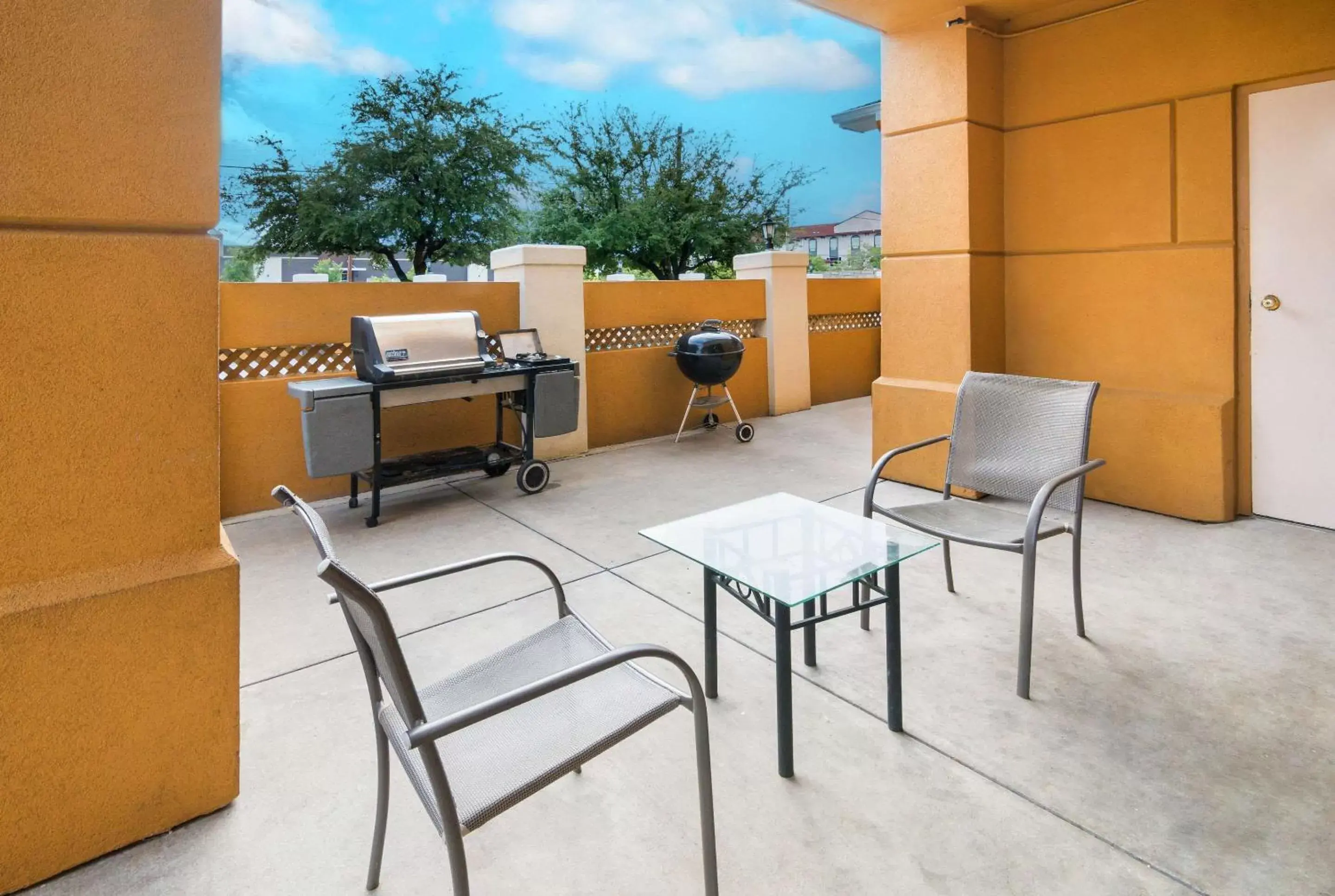 Property building, BBQ Facilities in Quality Inn & Suites Granbury
