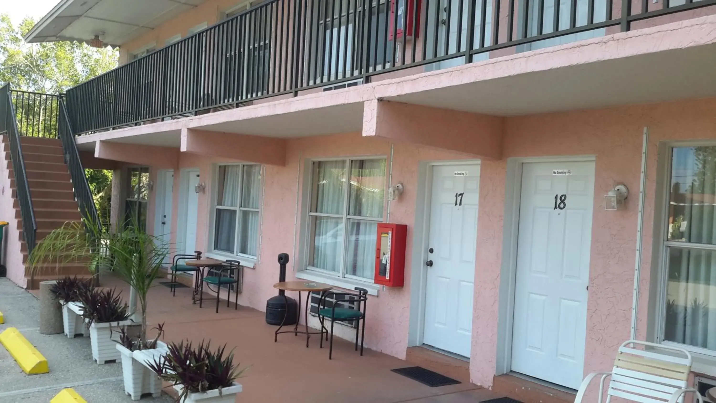 Facade/entrance, Patio/Outdoor Area in Conty's Motel