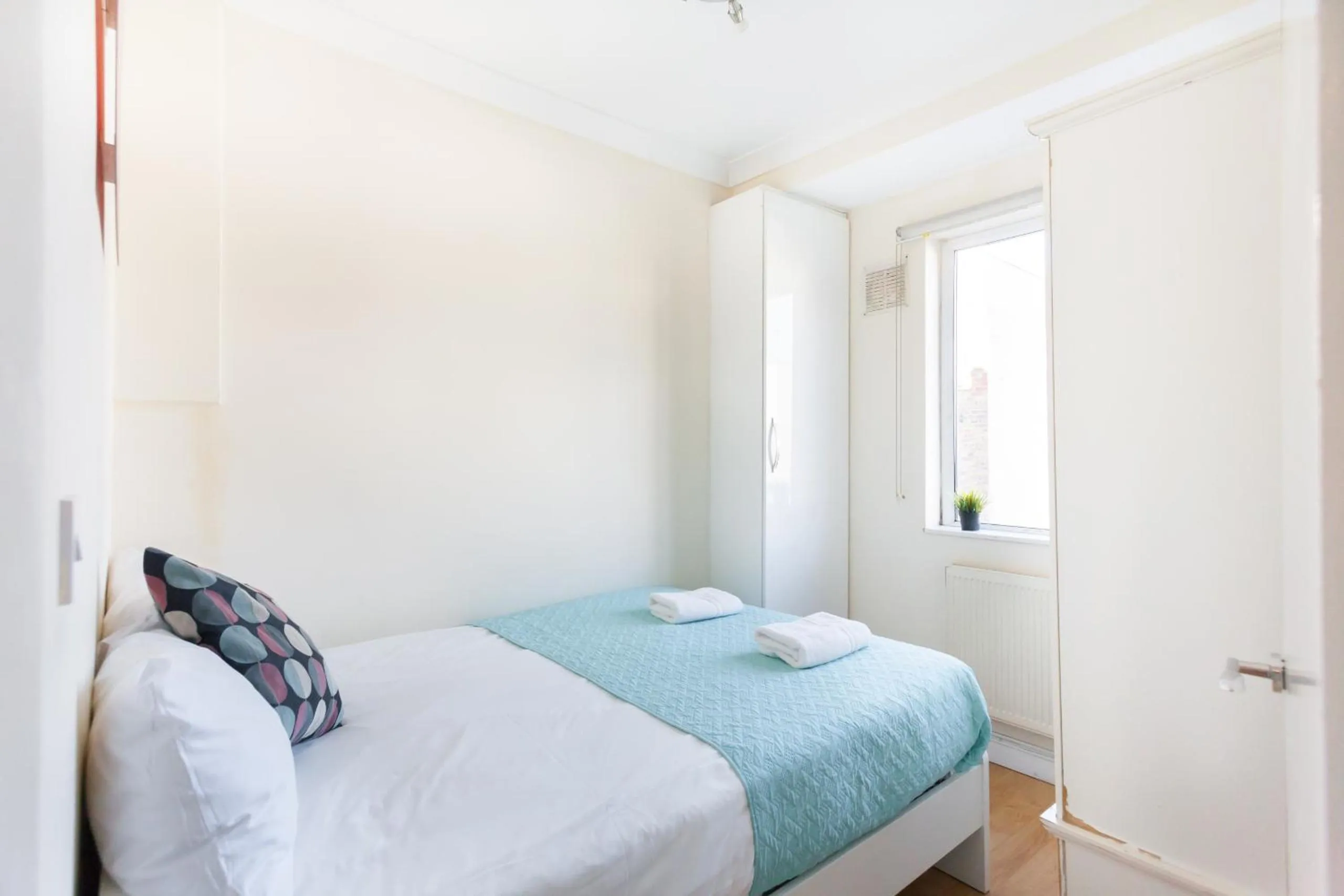 Bedroom, Bed in Kings Cross Apartment