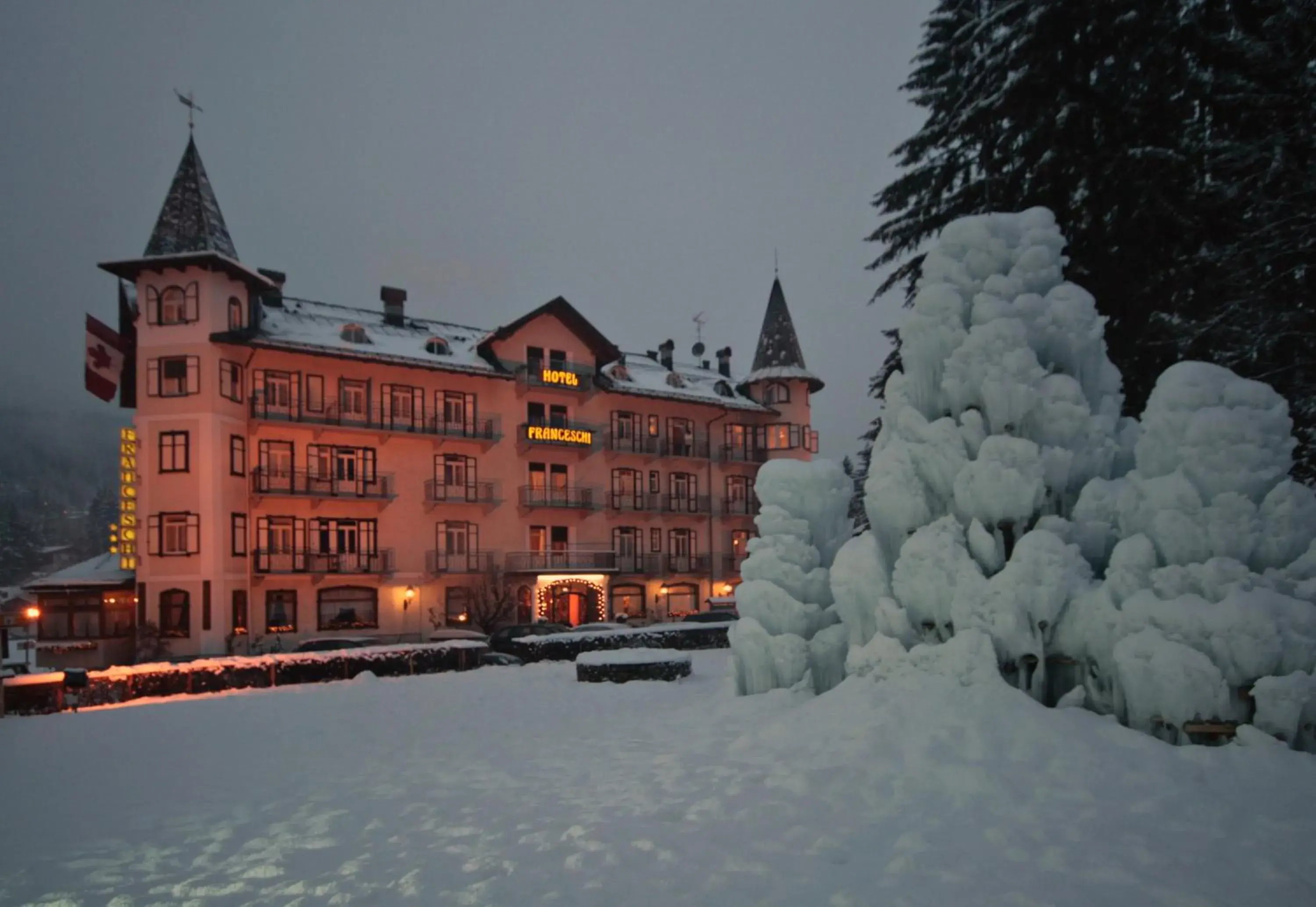 Facade/entrance, Winter in Franceschi Park Hotel