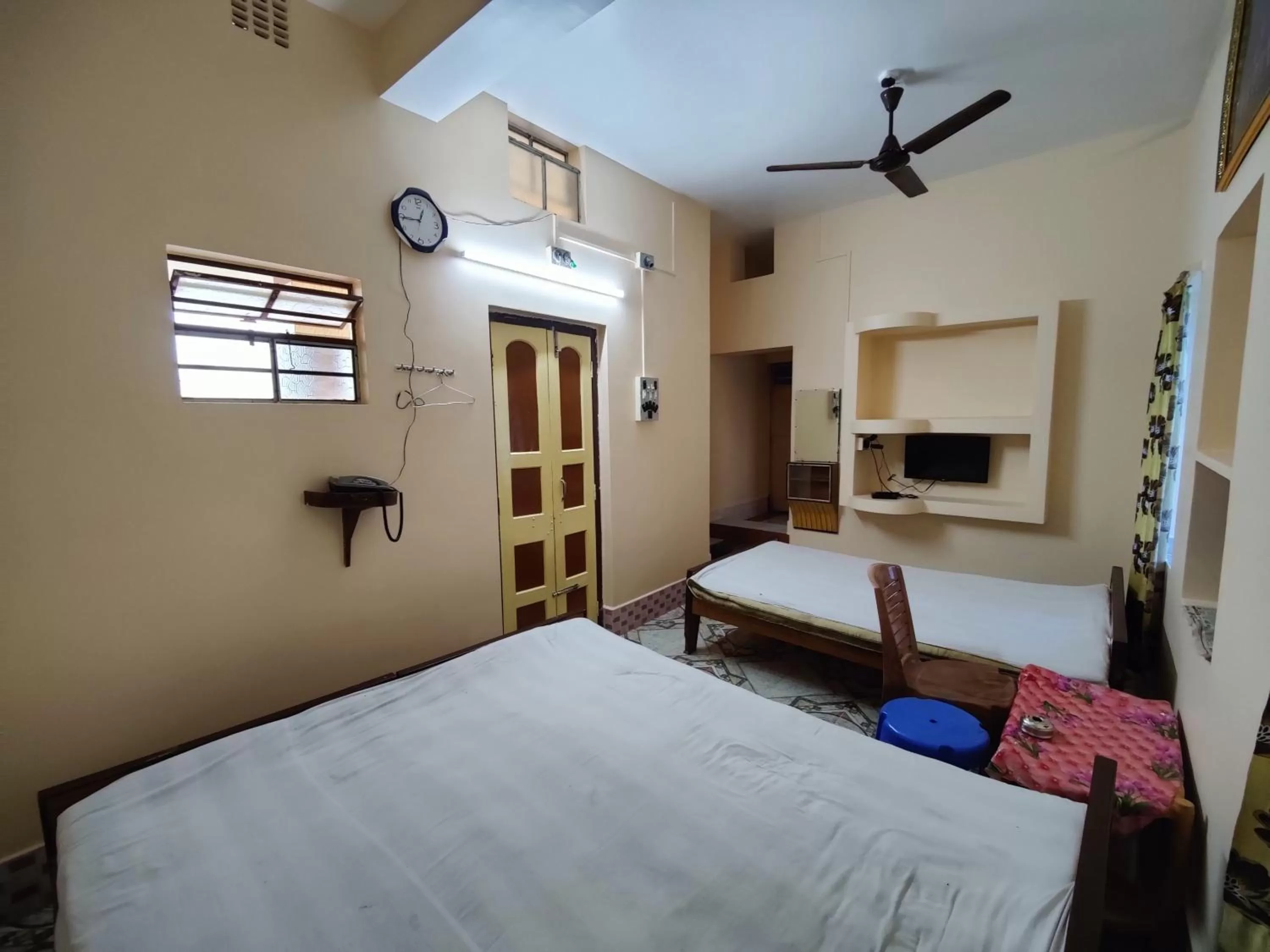 Photo of the whole room, Bed in Monalisa Lodge