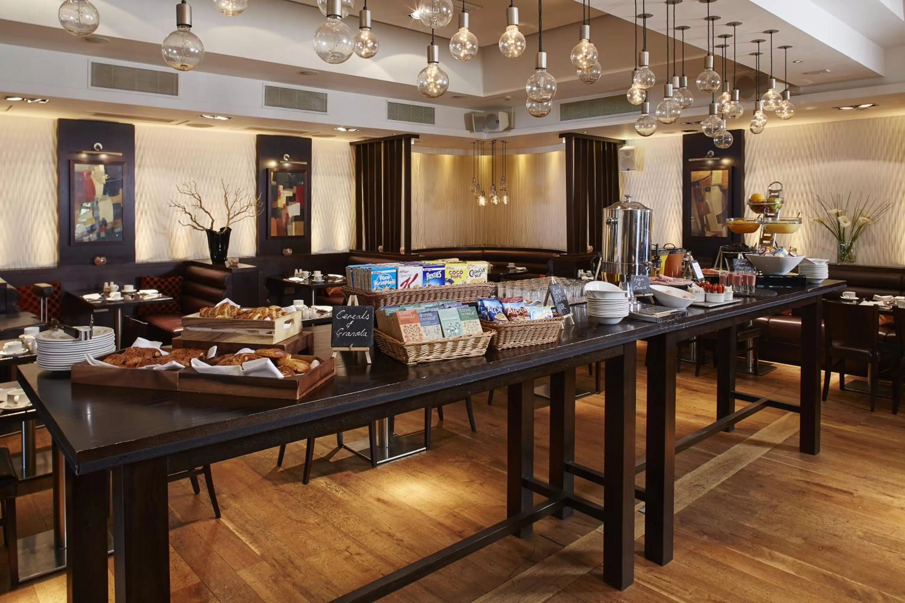 Restaurant/places to eat in Mandolay Hotel Guildford