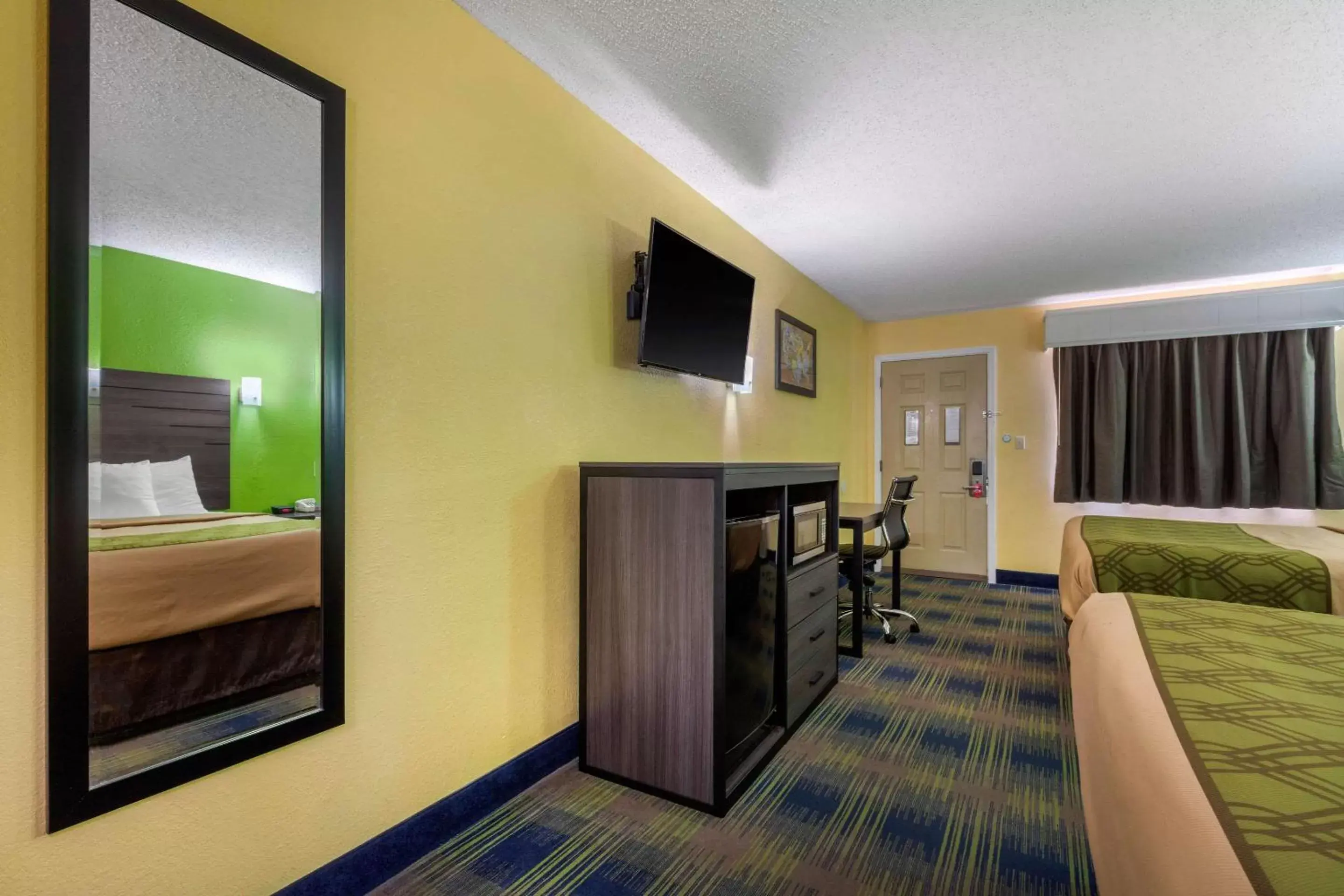 Photo of the whole room, TV/Entertainment Center in Econo Lodge Nashville Airport East