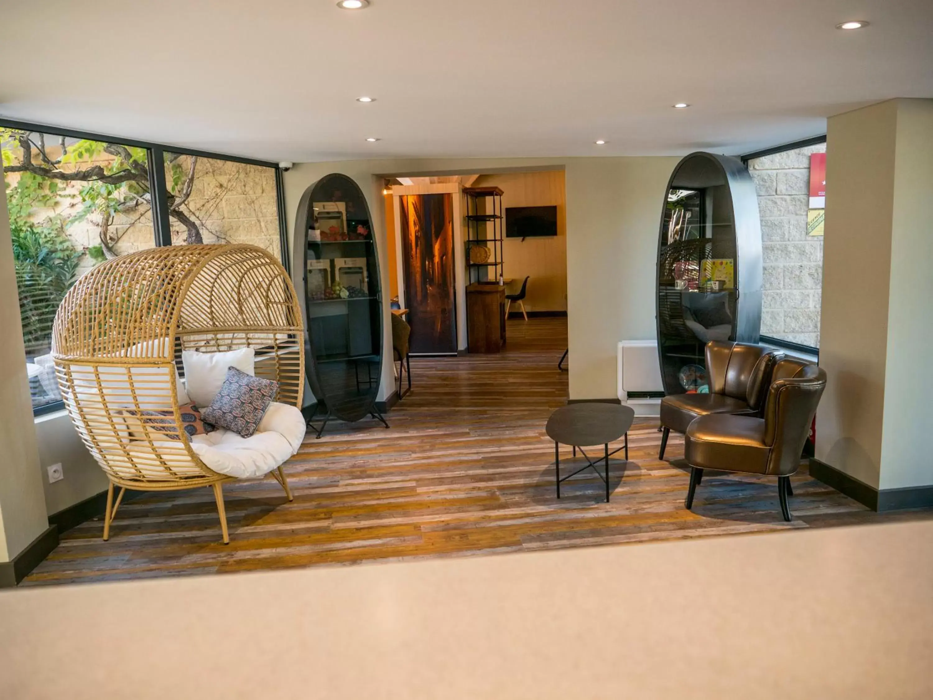 Lobby or reception, Seating Area in Logis Hotel Restaurant Uzès Pont du Gard
