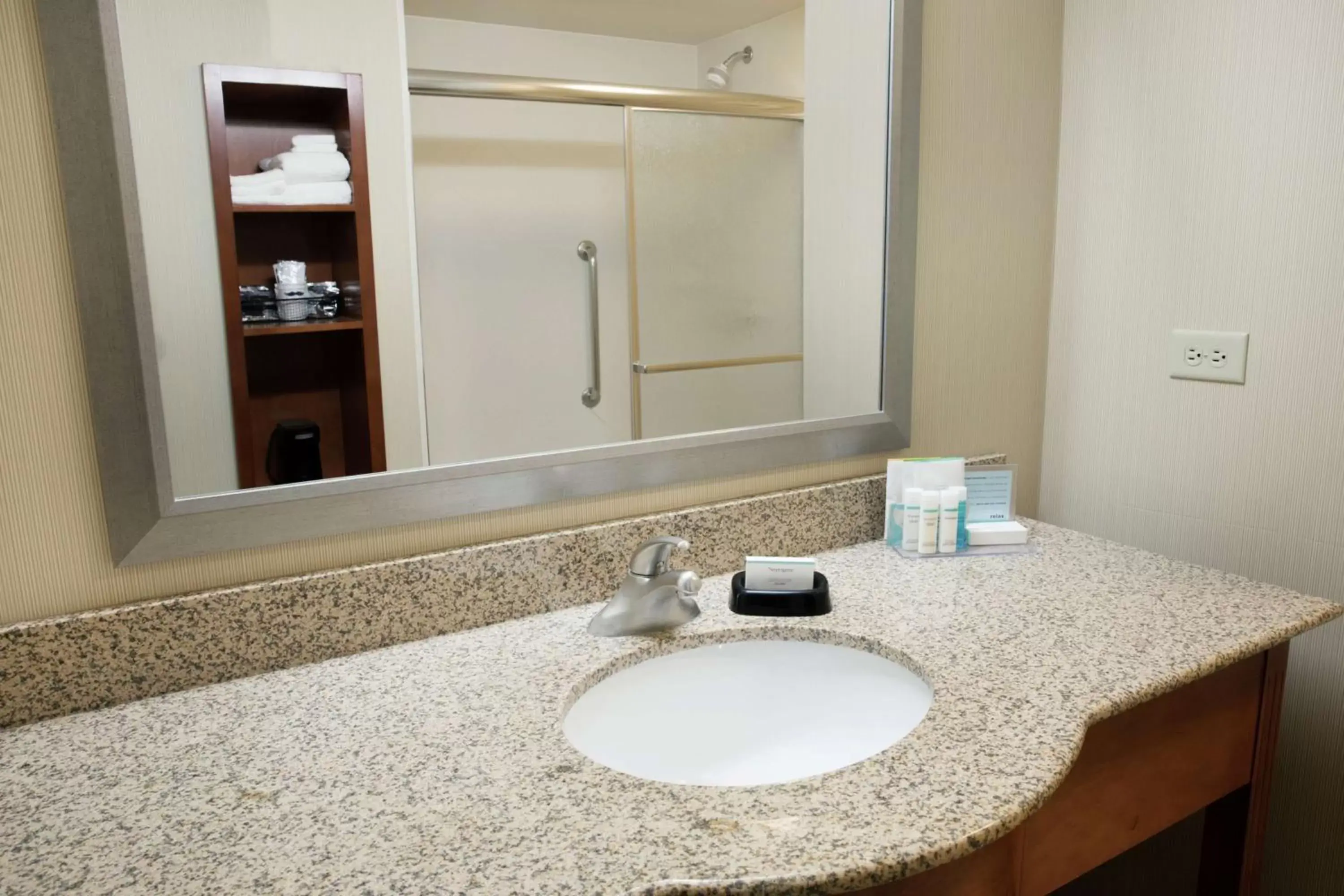 Bathroom in Hampton Inn & Suites Chicago Deer Park