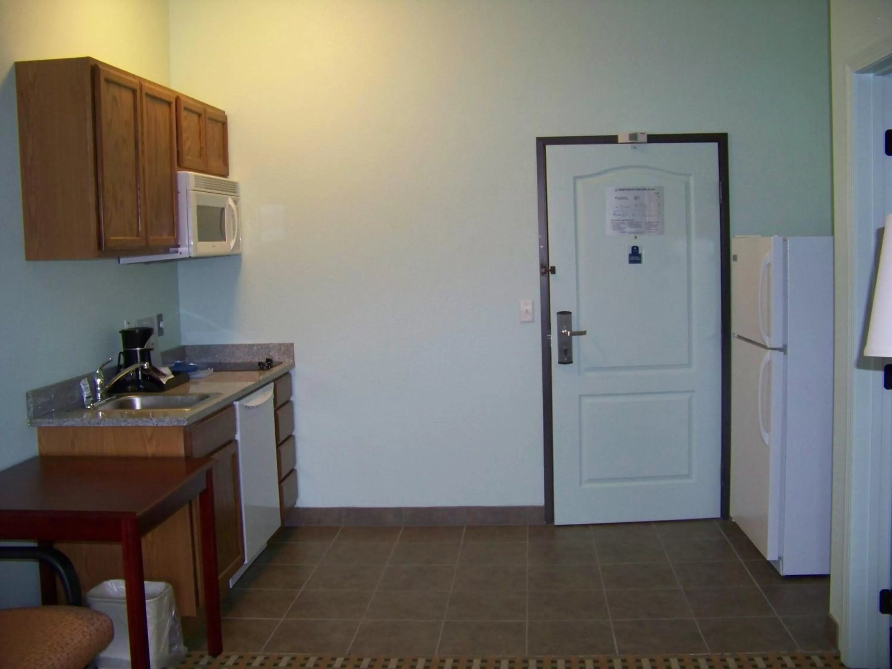 Kitchen or kitchenette in Days Inn & Suites by Wyndham Columbus NE