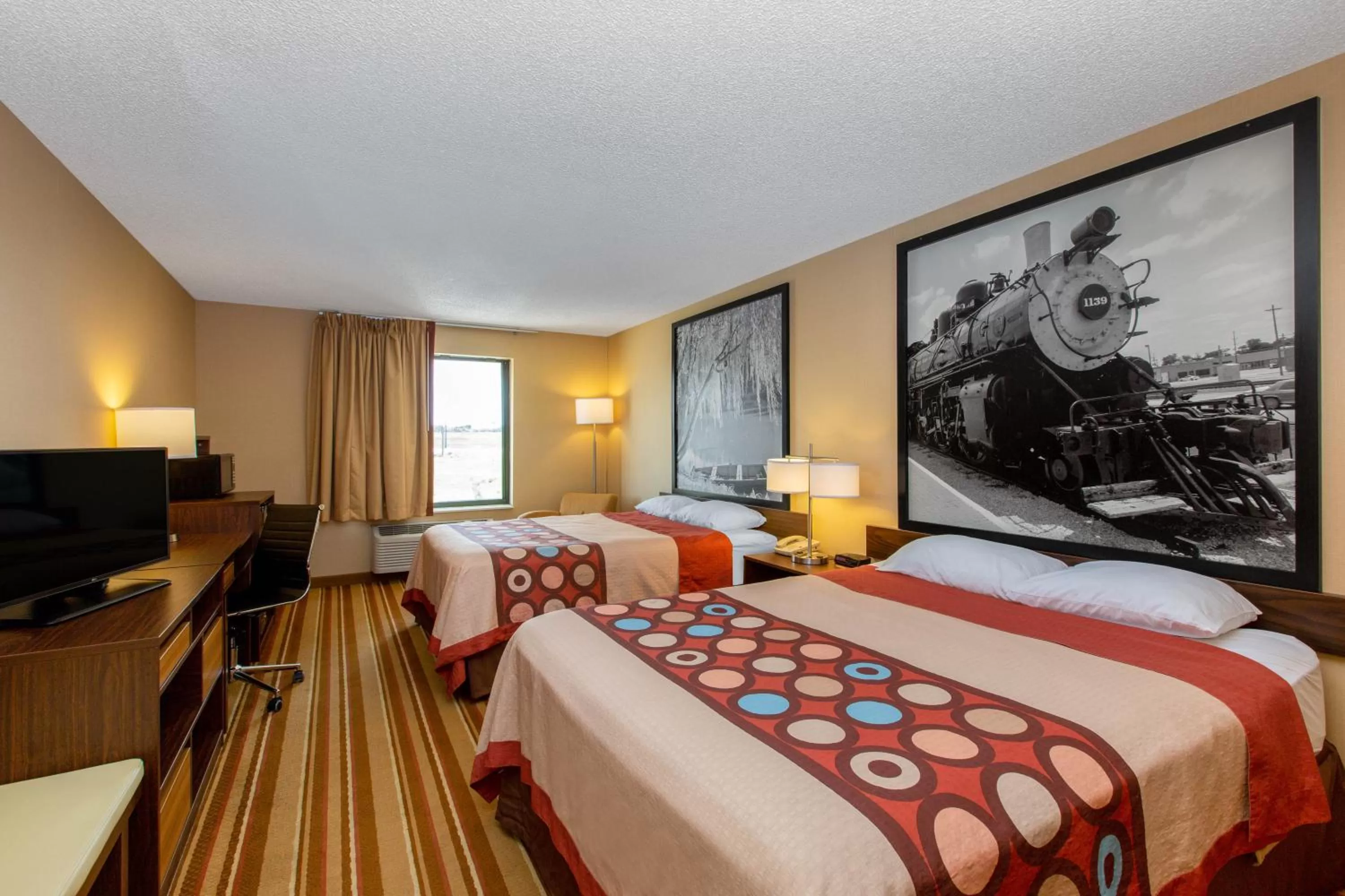 Photo of the whole room, Bed in Super 8 by Wyndham Salina I-70