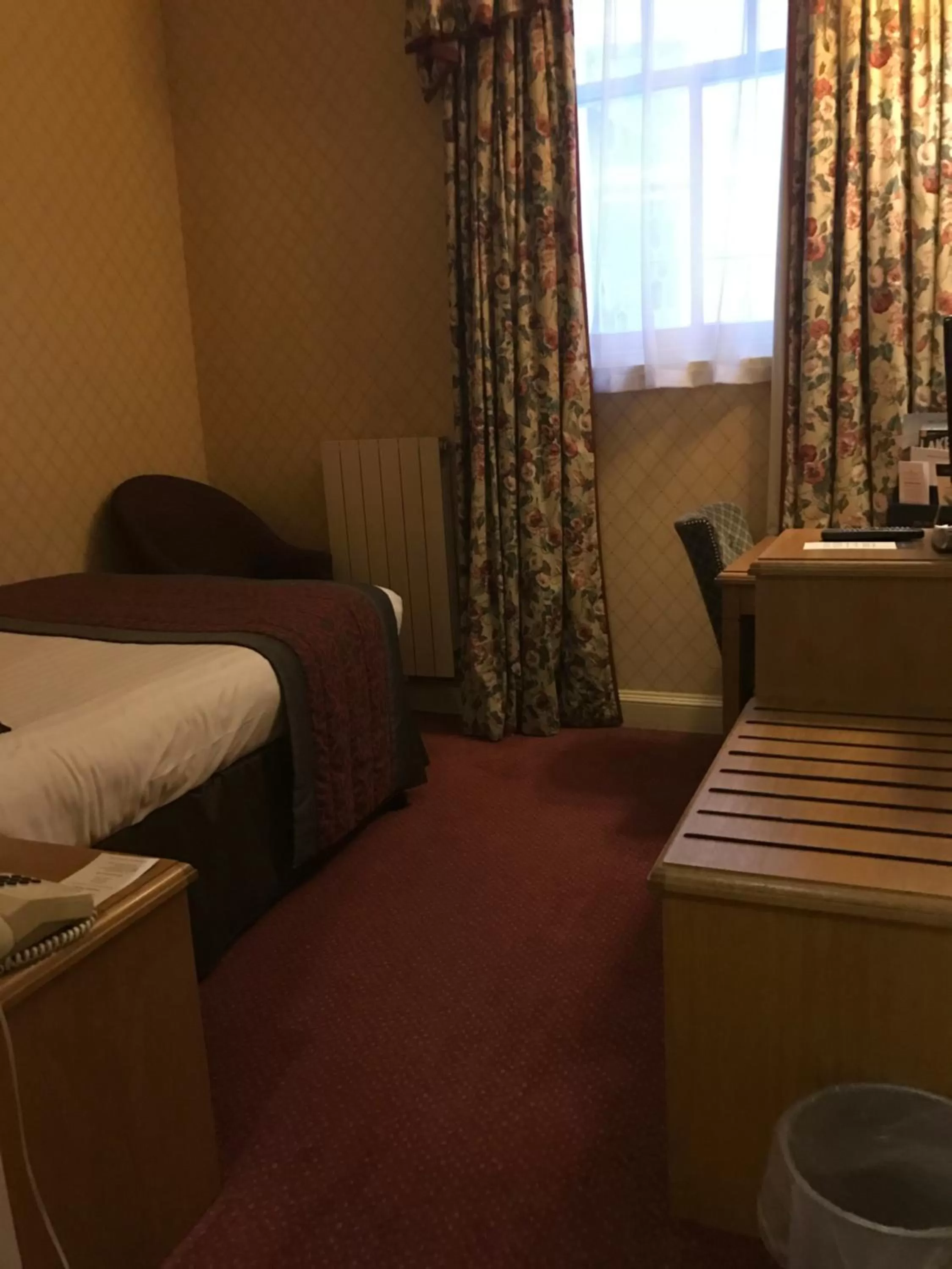 Bathroom, Bed in Crown & Mitre Hotel