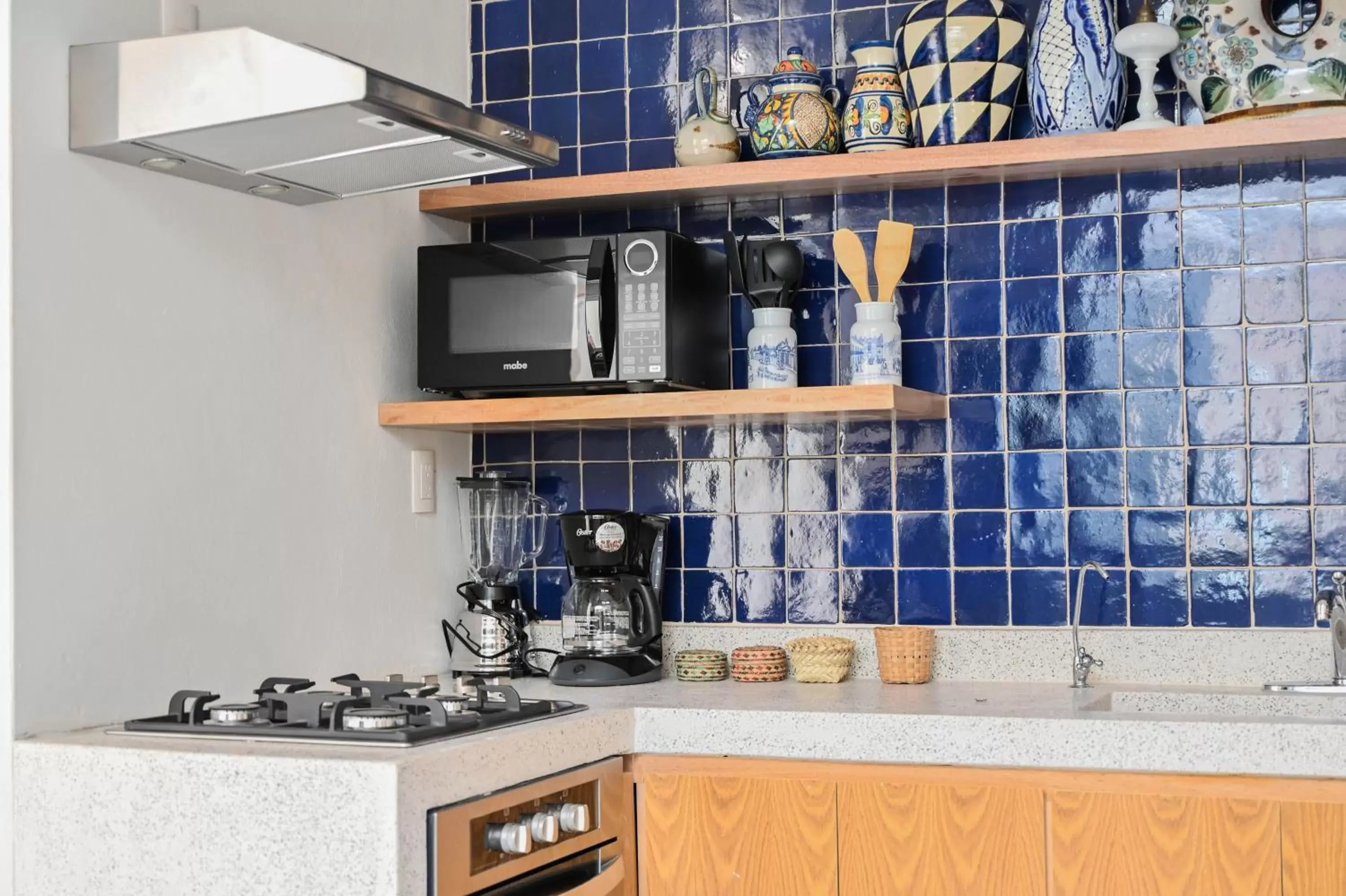 Communal kitchen, Kitchen/Kitchenette in Casa Kali by Barrio México