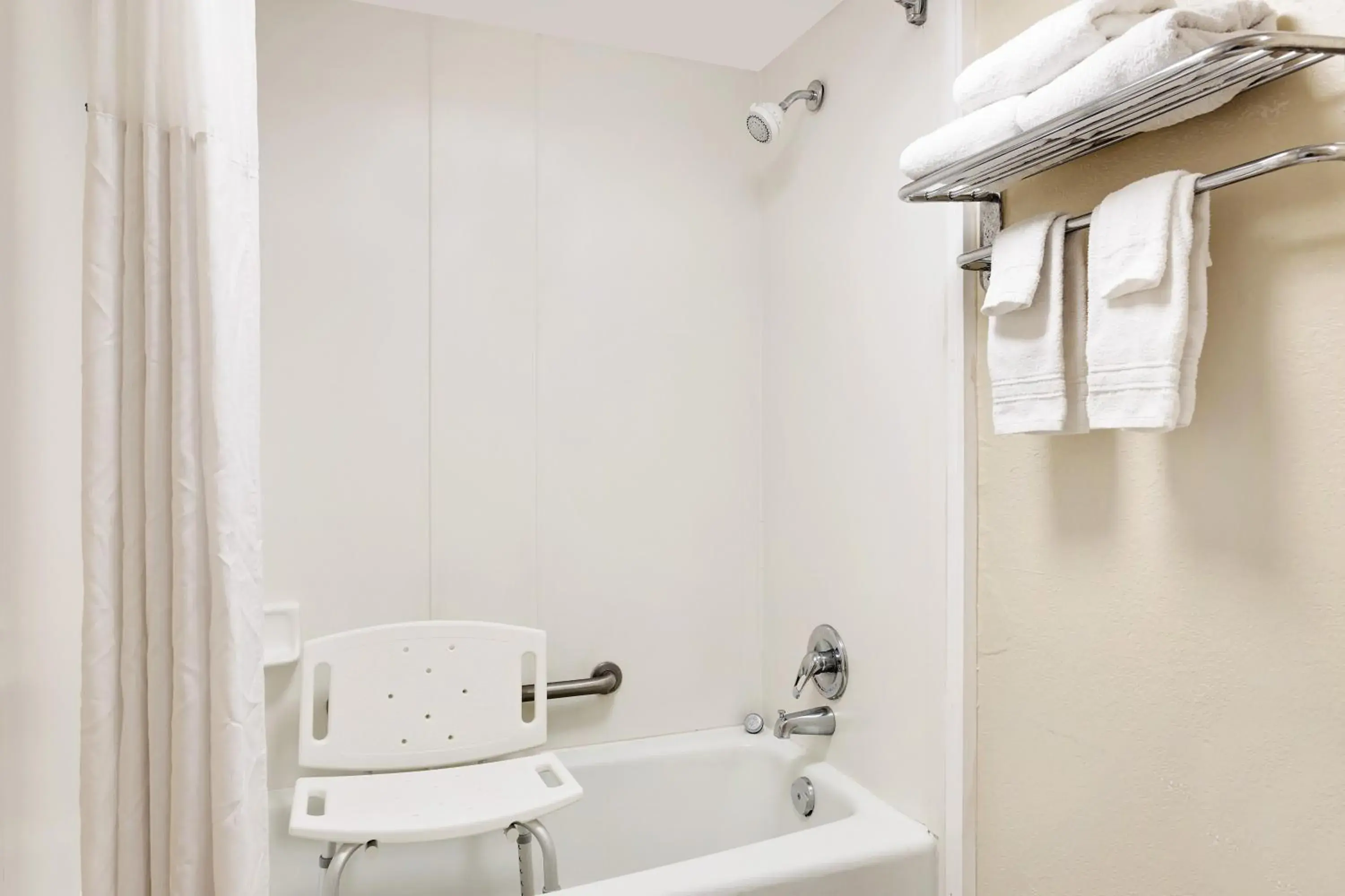 King Room - Mobility/Hearing Accessible - Non-Smoking in Days Inn by Wyndham Fort Walton Beach King Room - Mobility/Hearing Accessible - Non-Smoking in Days Inn by Wyndham Fort Walton Beach