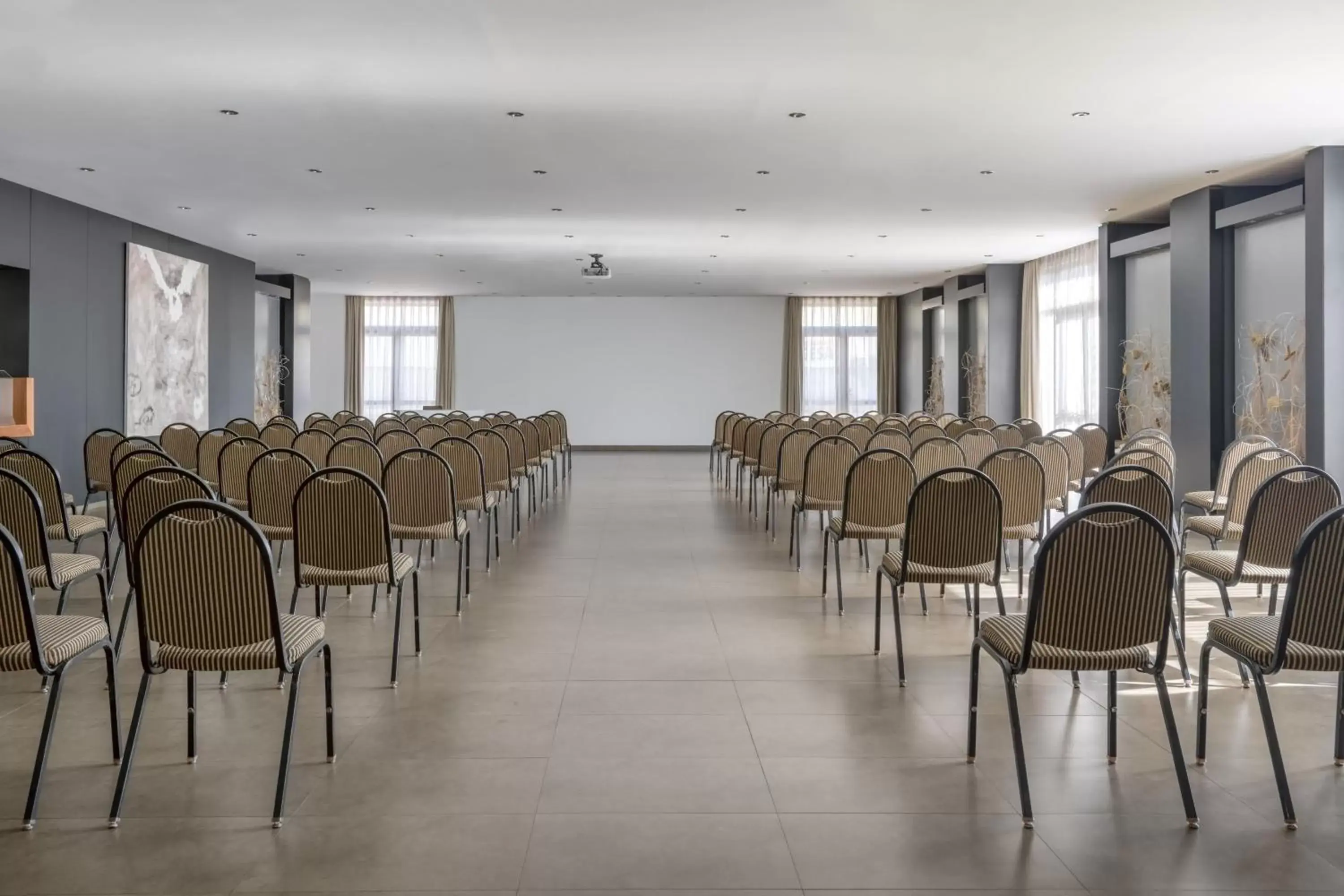 Meeting/conference room, Restaurant/Places to Eat in AC Hotel Coslada Aeropuerto by Marriott