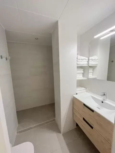 Shower, Bathroom in HOTEL & APARTAMENTS THALASSA Sport & Spa