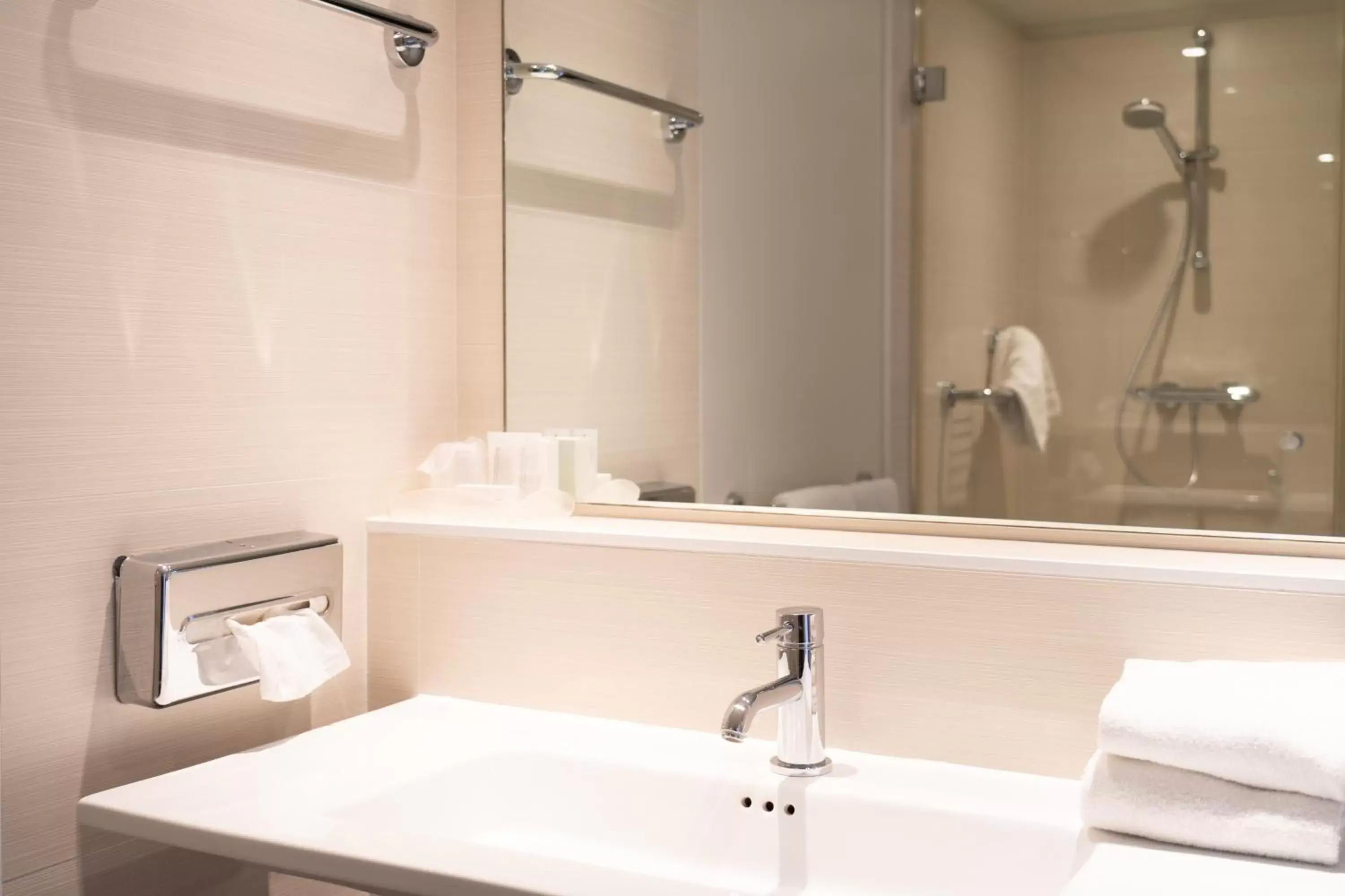 Bathroom in Hotel Aazaert by WP Hotels