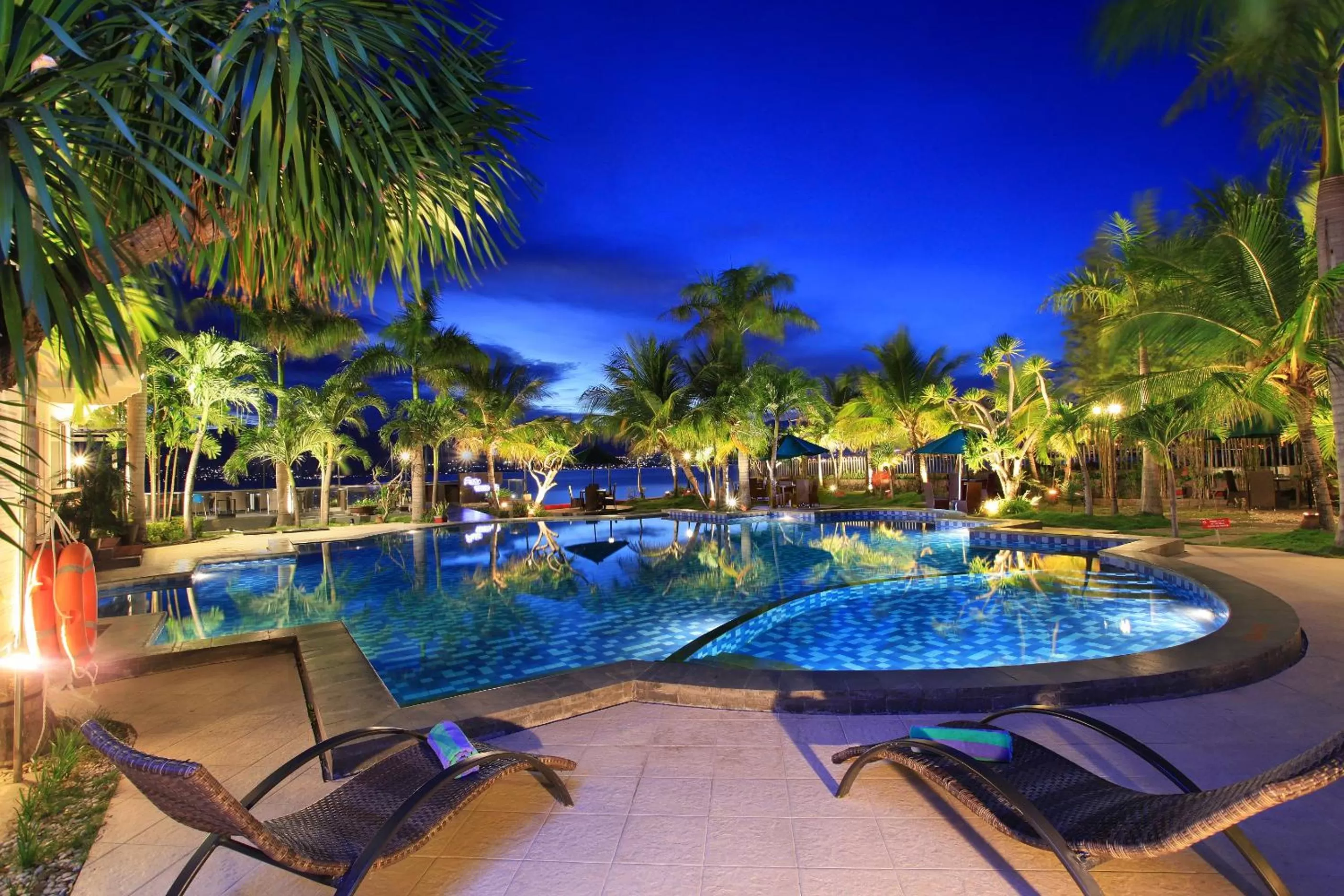 Swimming pool in Swiss-Belhotel Silae Palu