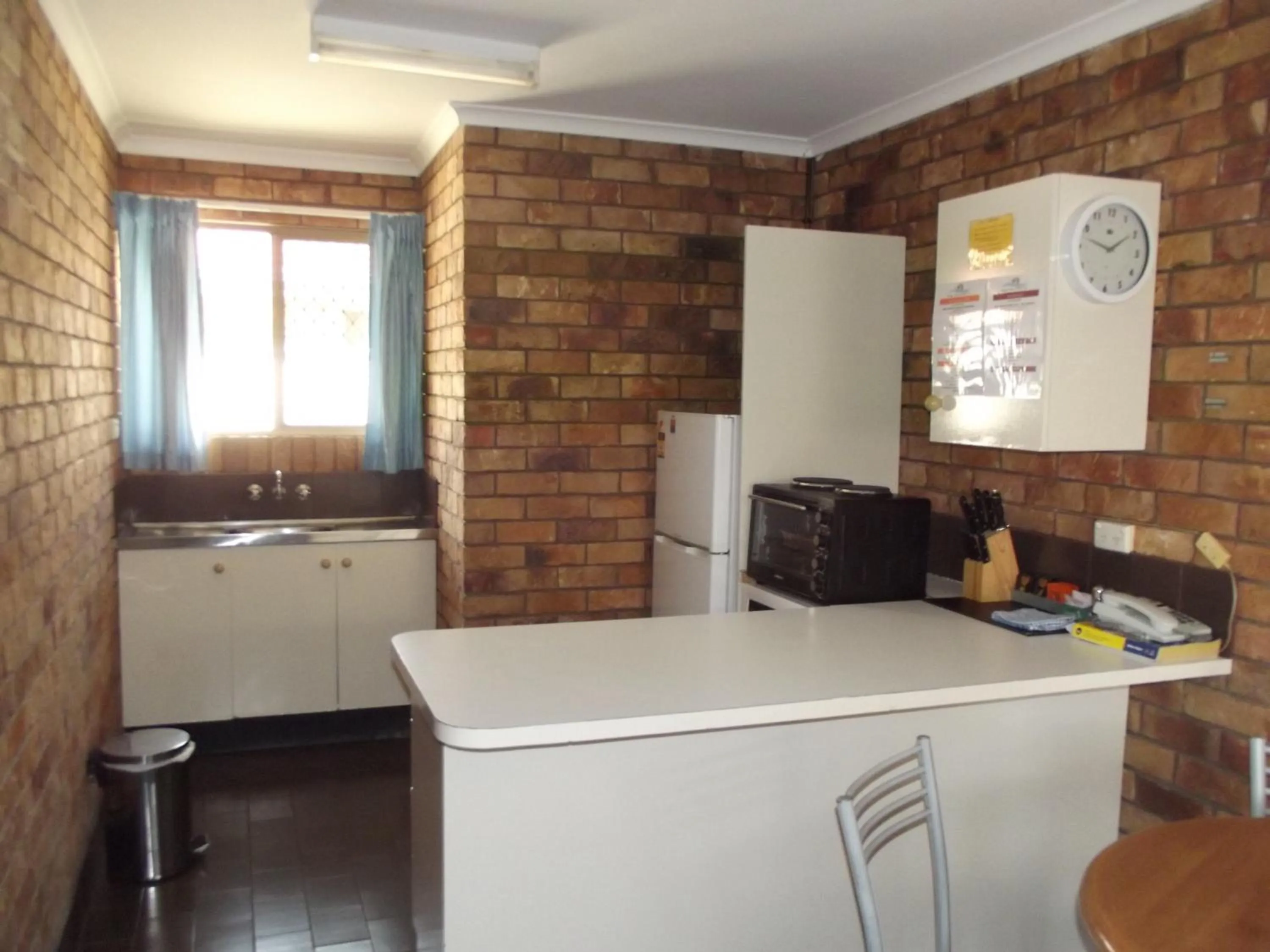 Kitchen or kitchenette in Bridge Street Motor Inn