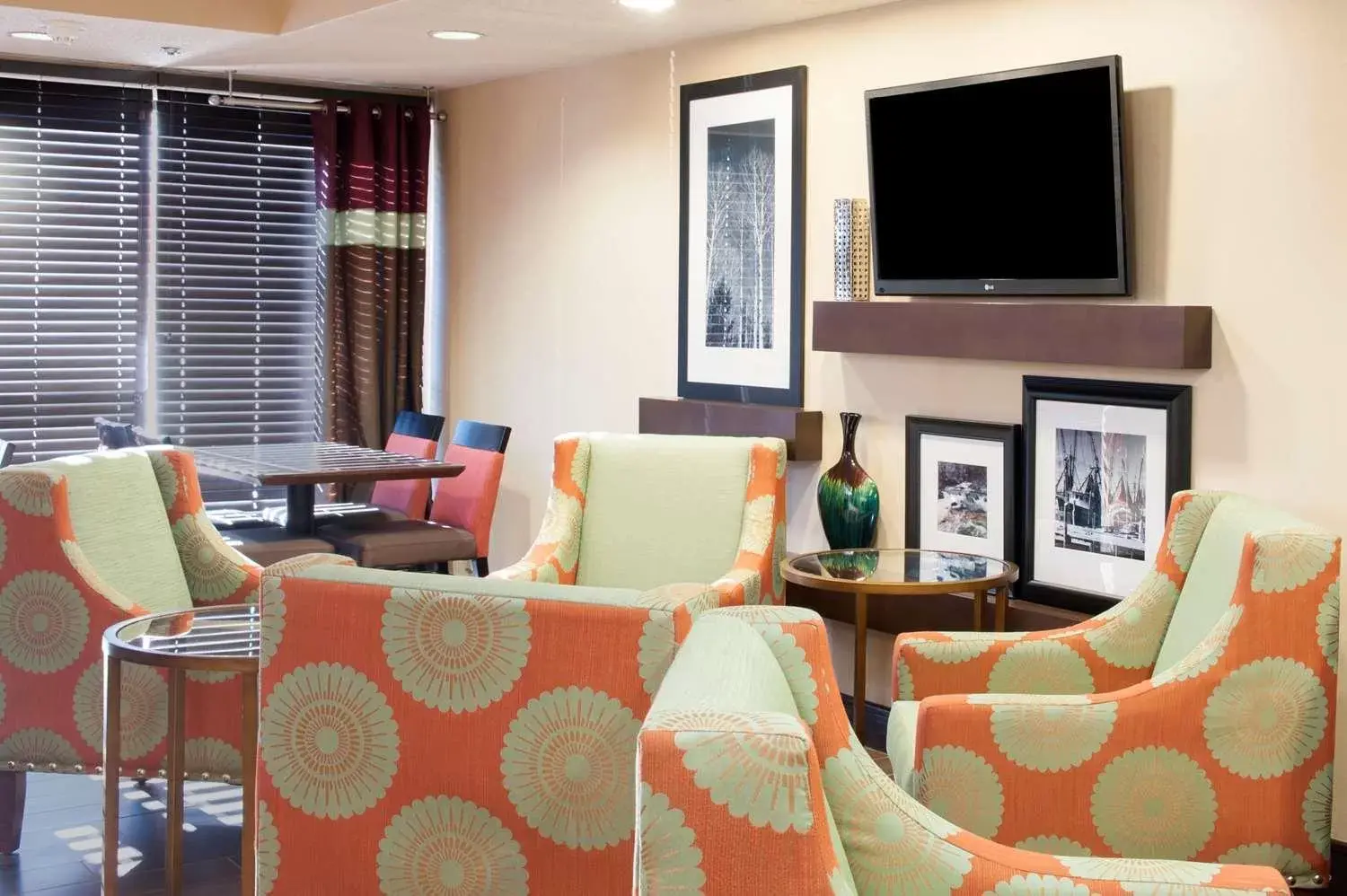 Lobby or reception, Lounge/Bar in SureStay Plus Hotel by Best Western Stevensville St Joseph