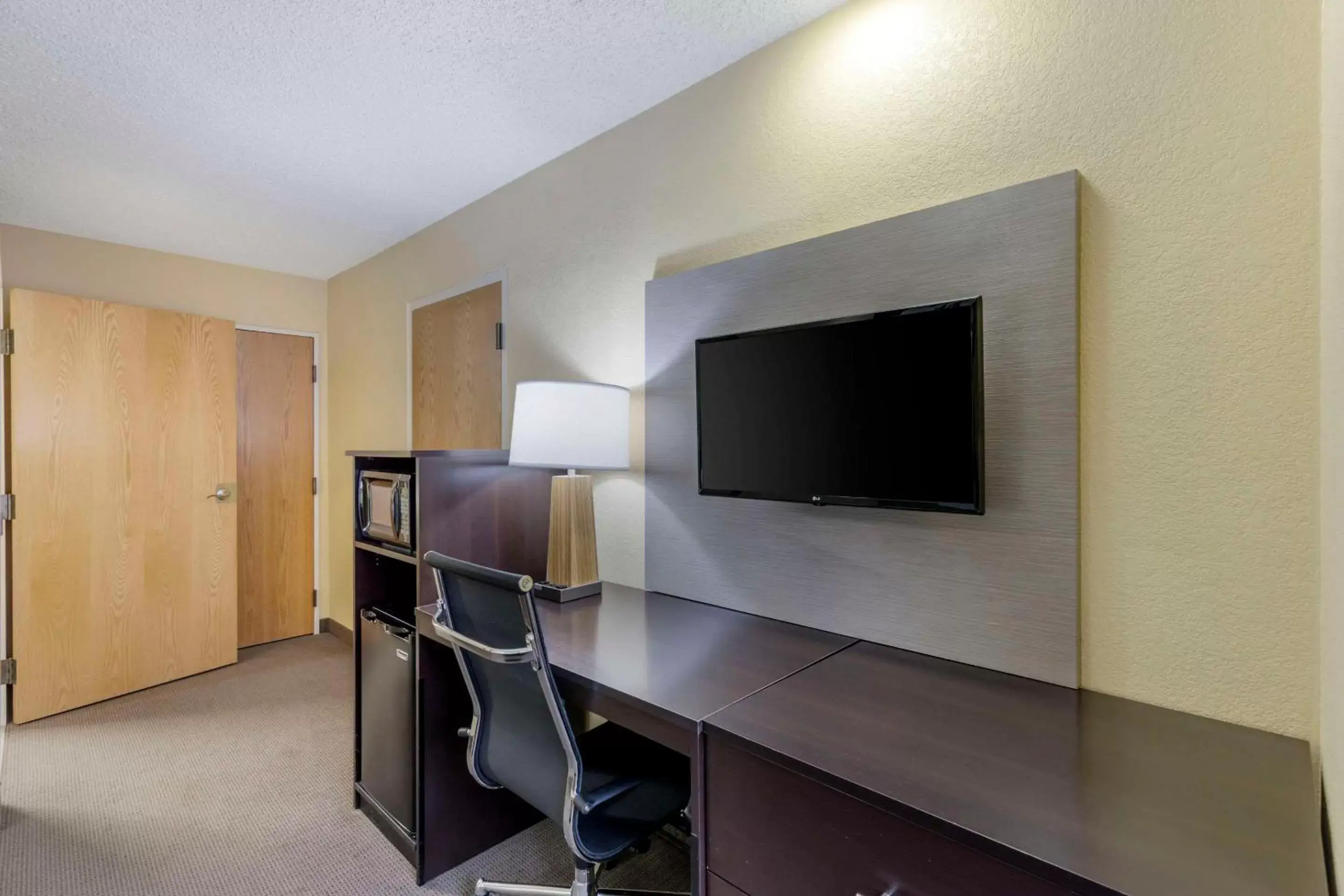 Bedroom, TV/Entertainment Center in Sleep Inn Denver Tech Greenwood Village