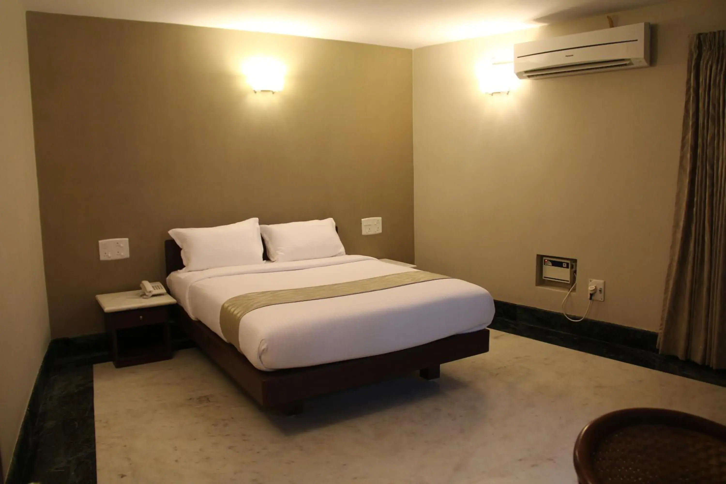 Photo of the whole room, Bed in Hanu Reddy Residences Poes Garden