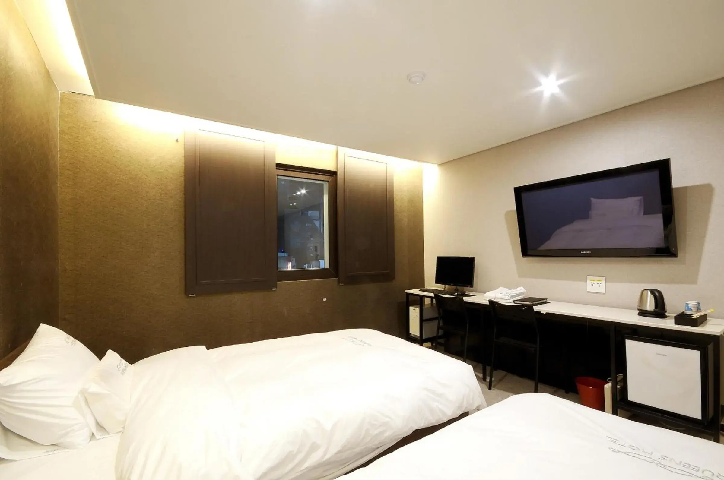 Bedroom, TV/Entertainment Center in Queens Hotel Seomyeon Busan