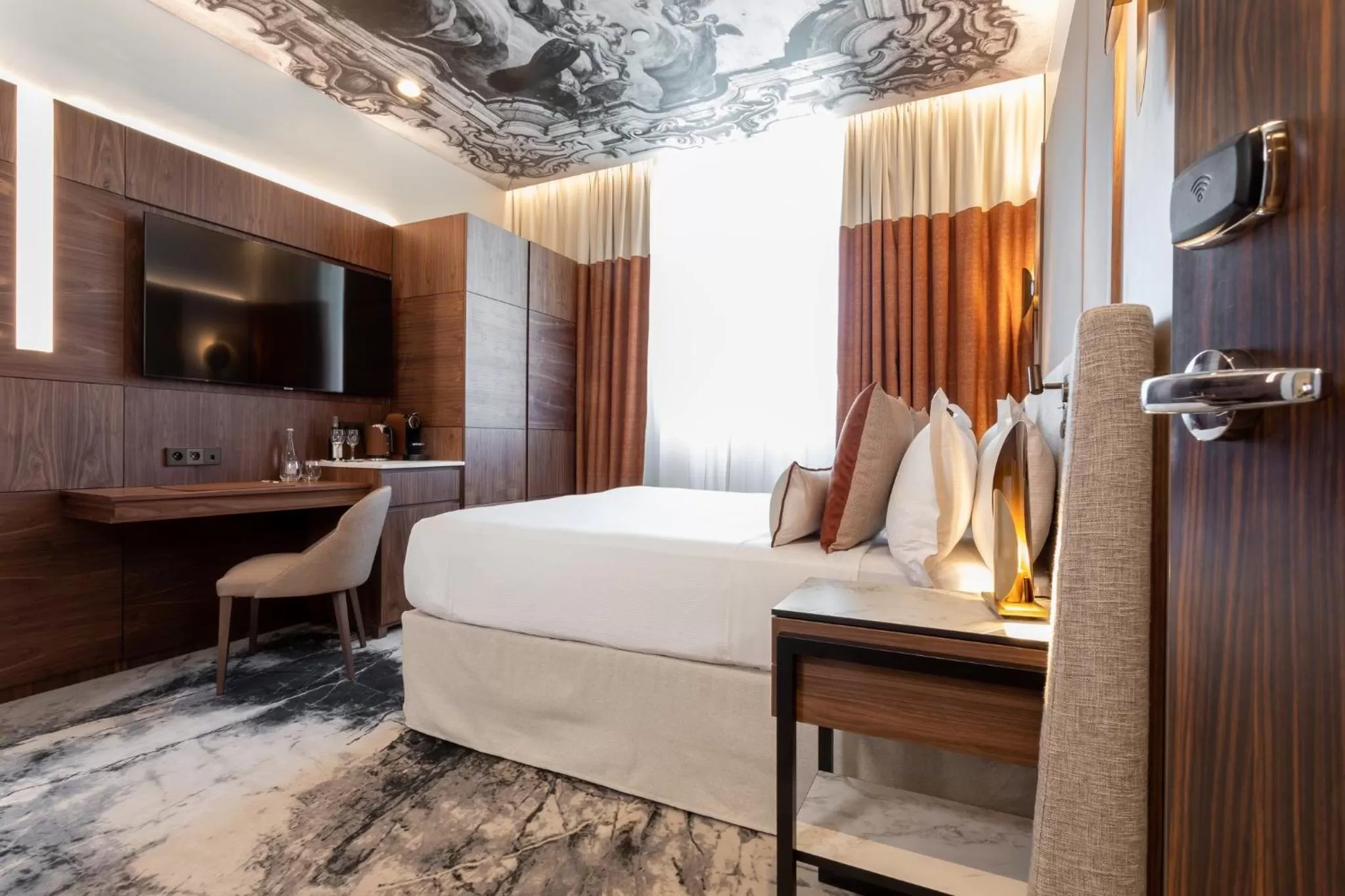 Photo of the whole room, Bed in InterContinental Paris Champs Elysées Etoile by IHG
