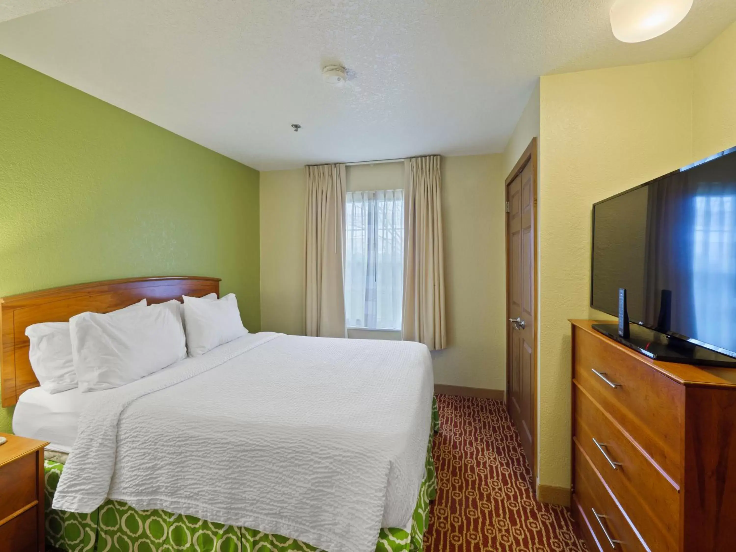 Bed in Extended Stay America Suites - Chantilly - Dulles