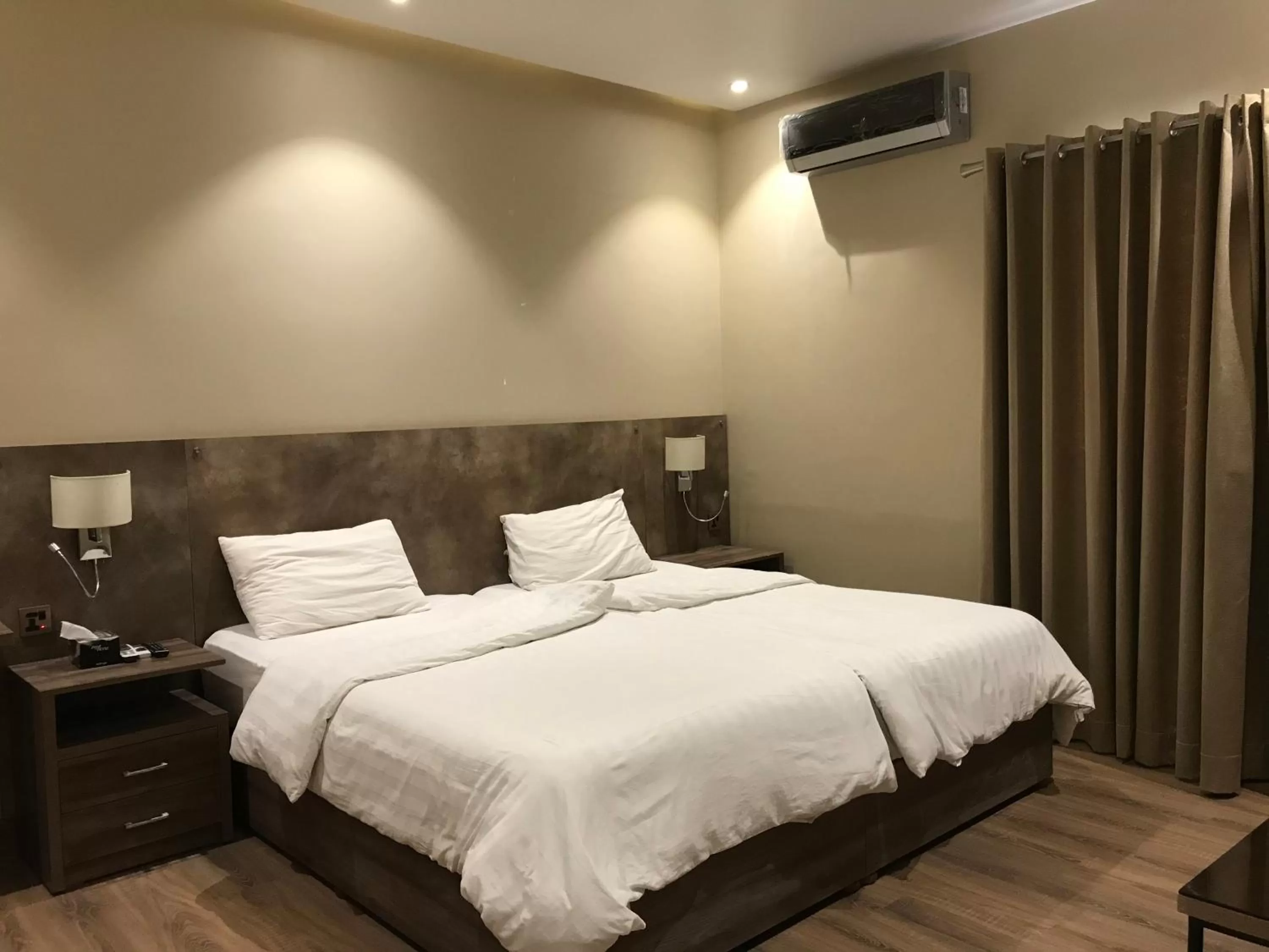 Bed in Hamsun Shahrah-e-Faisal