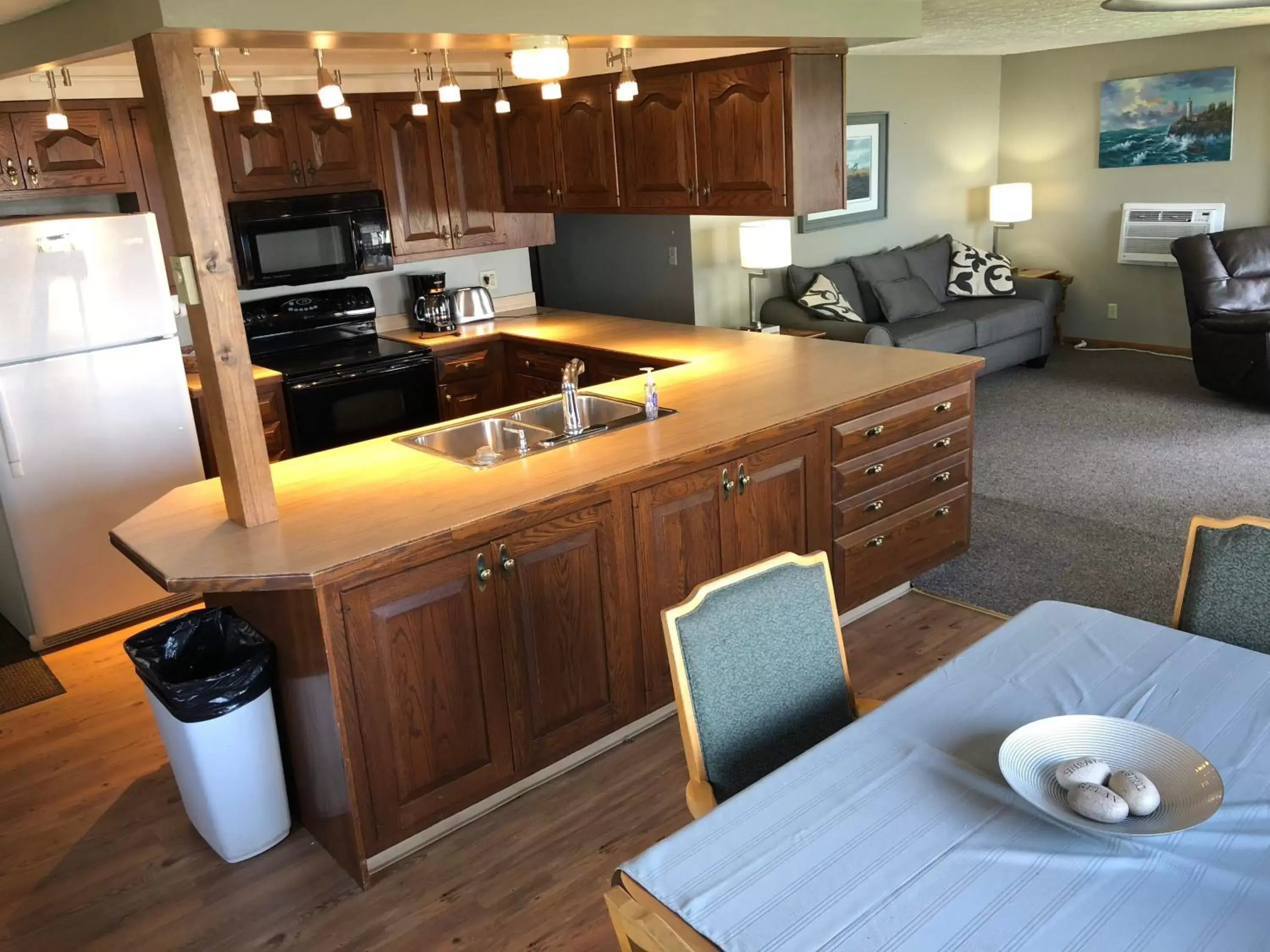 Kitchen/Kitchenette in Plantation Motel