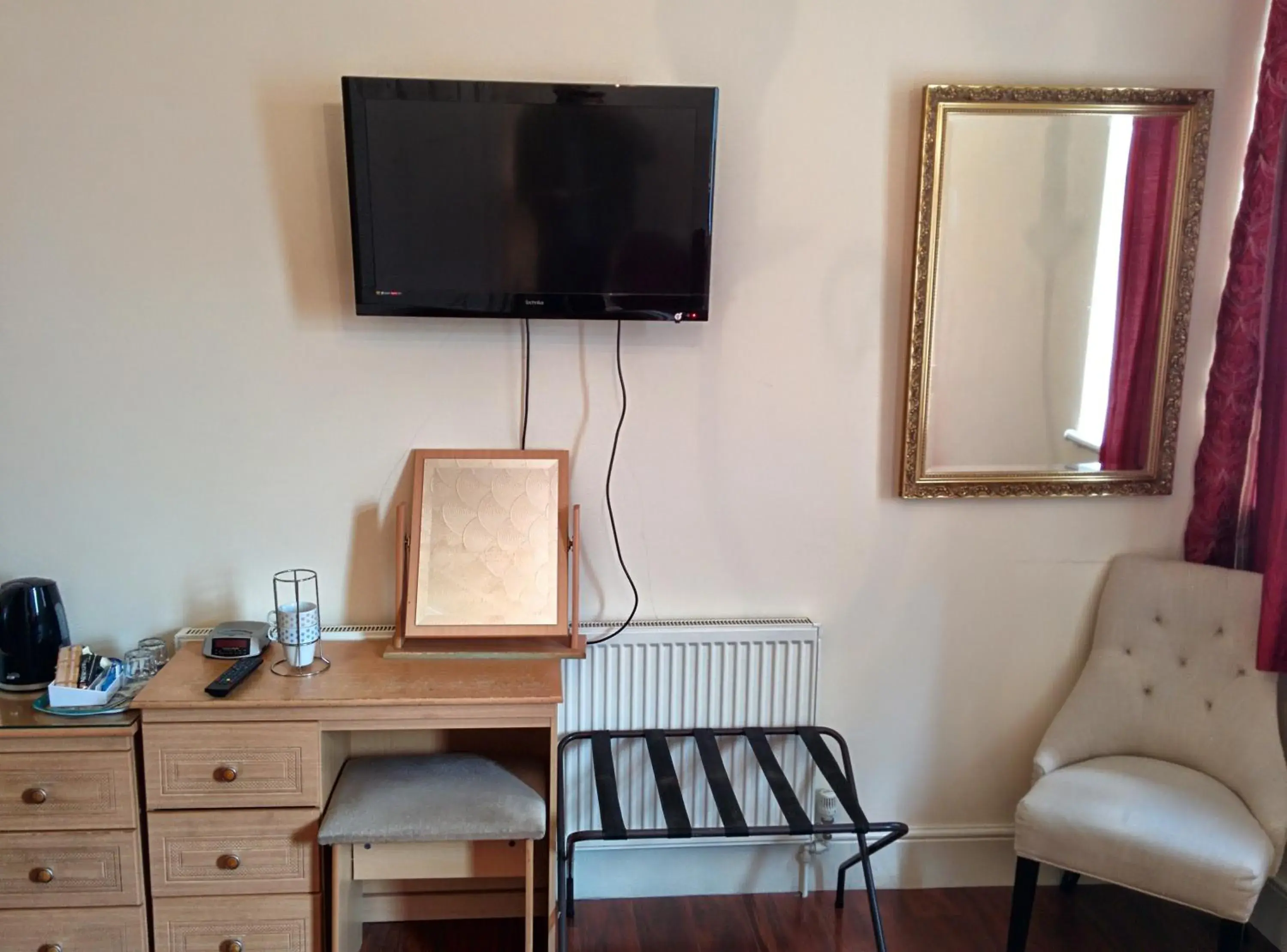 Seating area, TV/Entertainment Center in Acorn Guest House