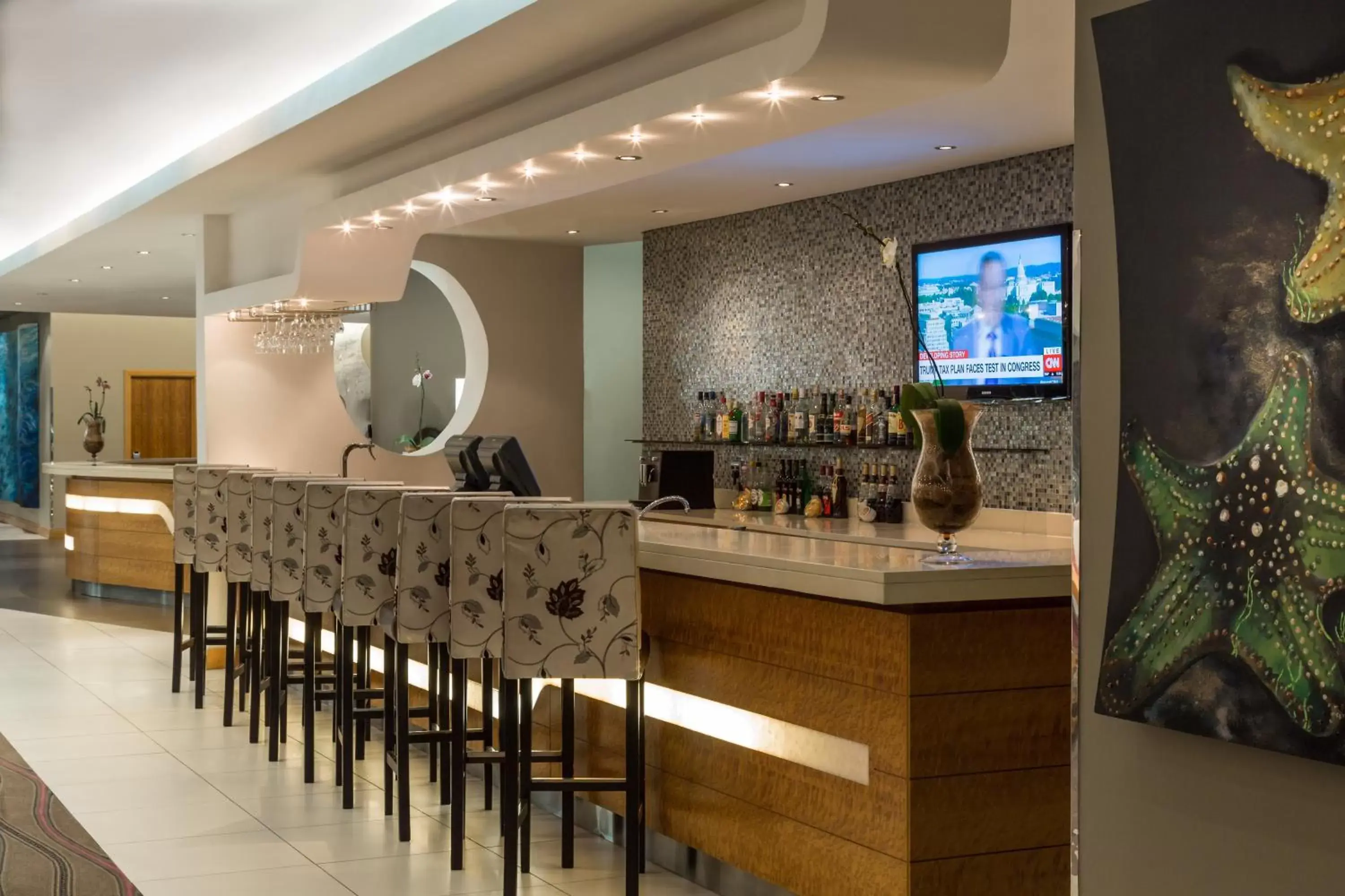 Lounge or bar in Holiday Inn Express Durban - Umhlanga, an IHG Hotel