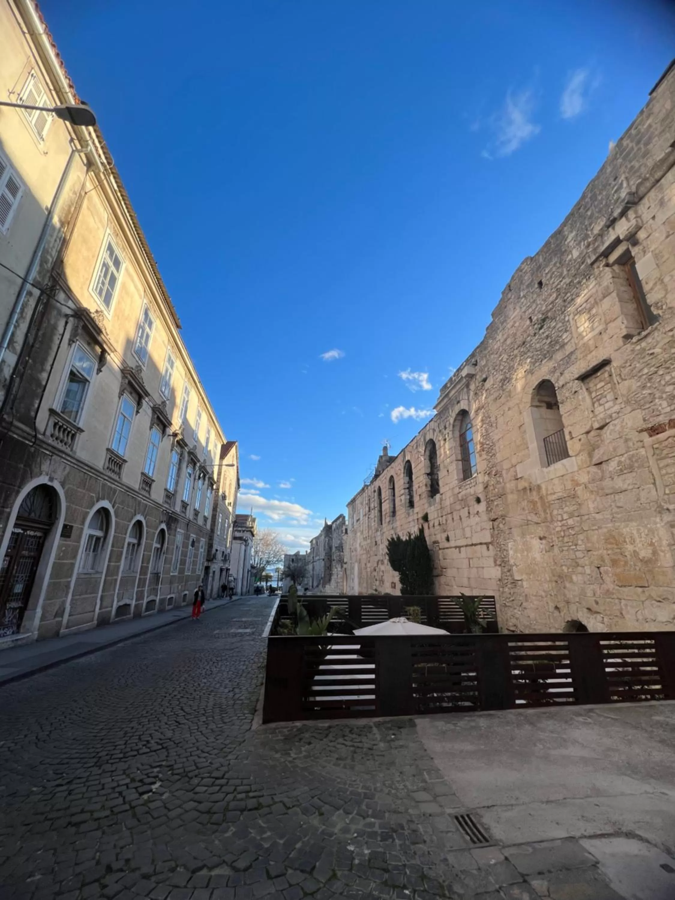 Property building in Leonis Restaurant & Rooms