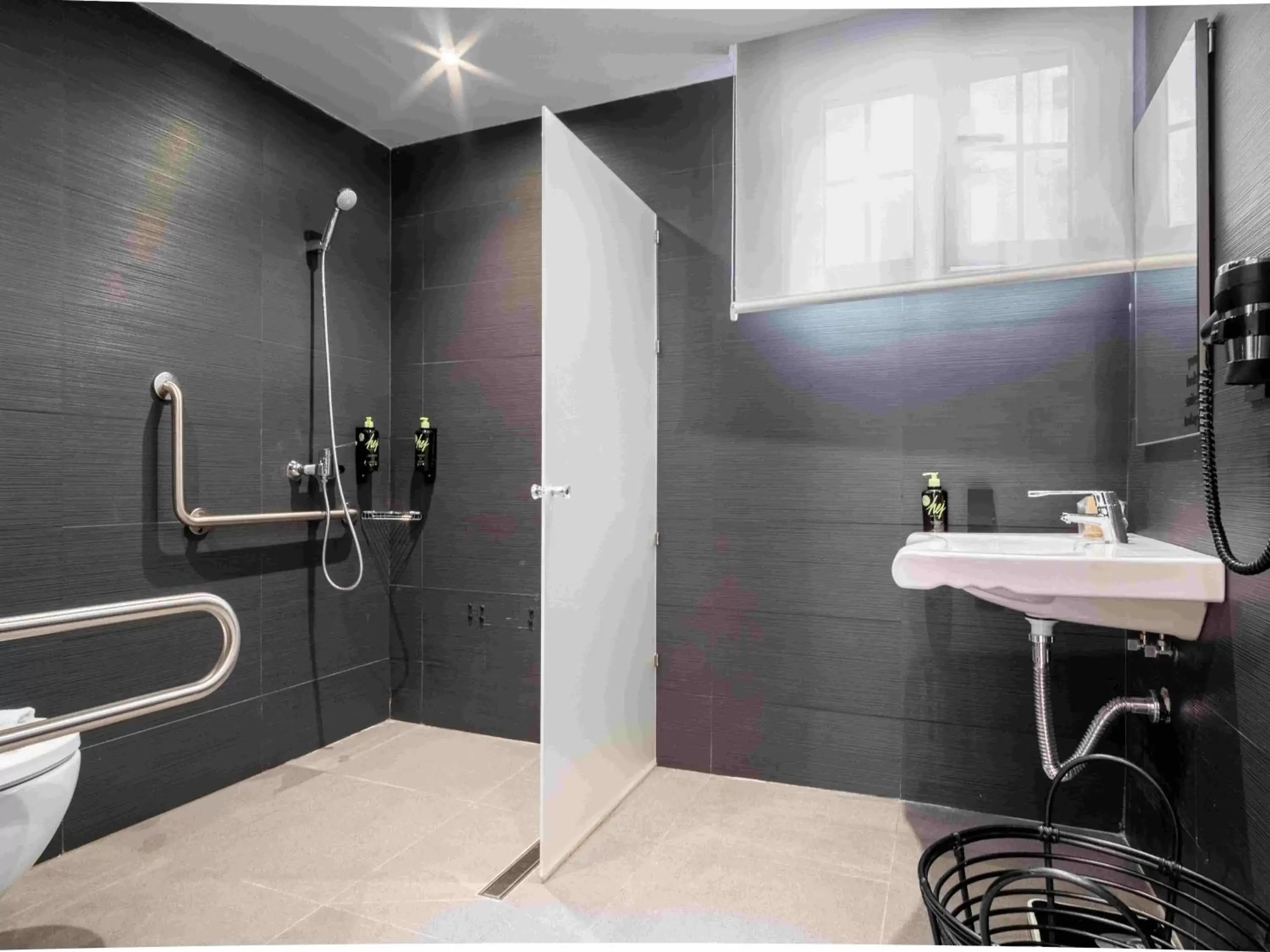 Shower, Bathroom in limehome Madrid Calle de la Madera - Digital Access