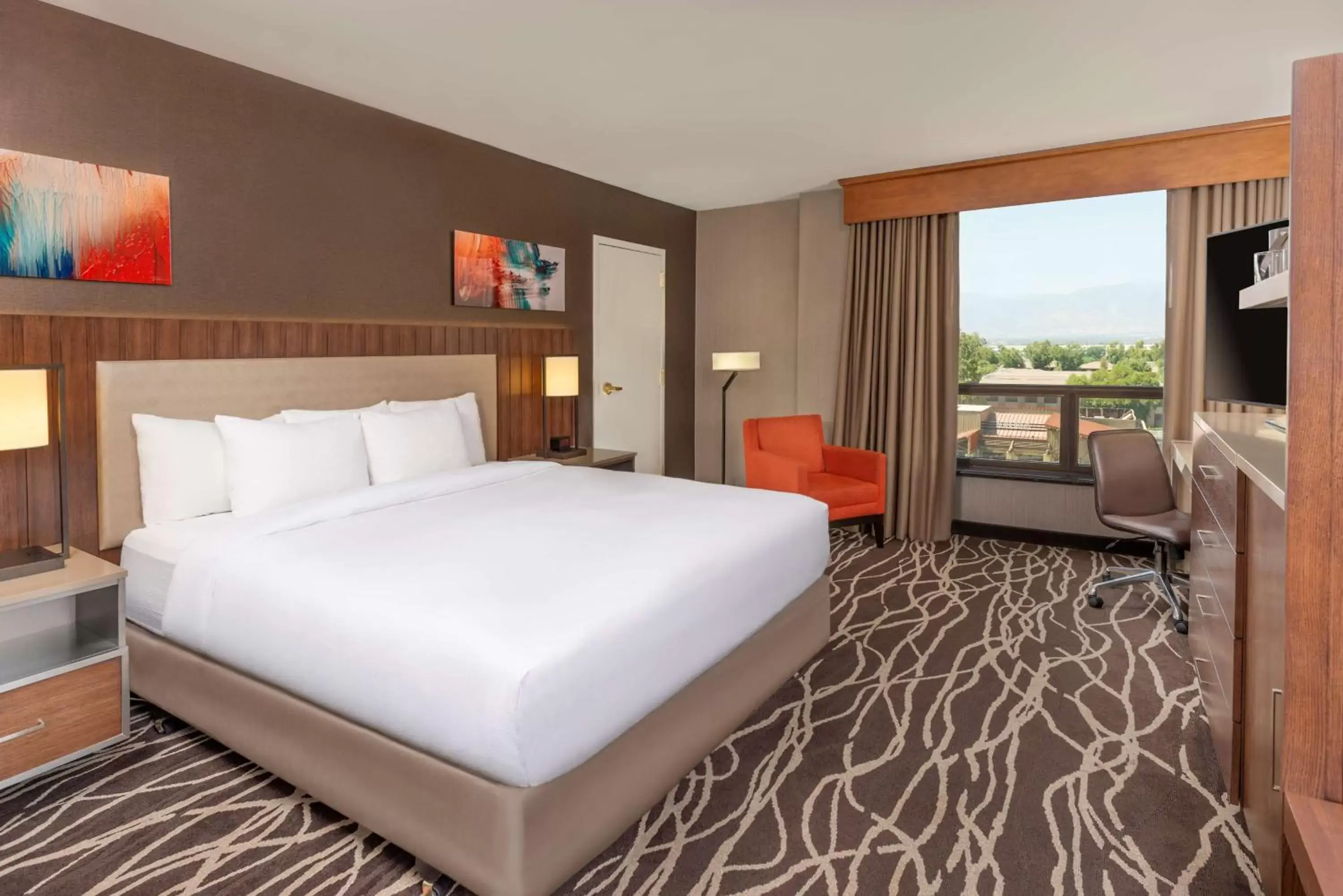 Bed in DoubleTree by Hilton San Bernardino