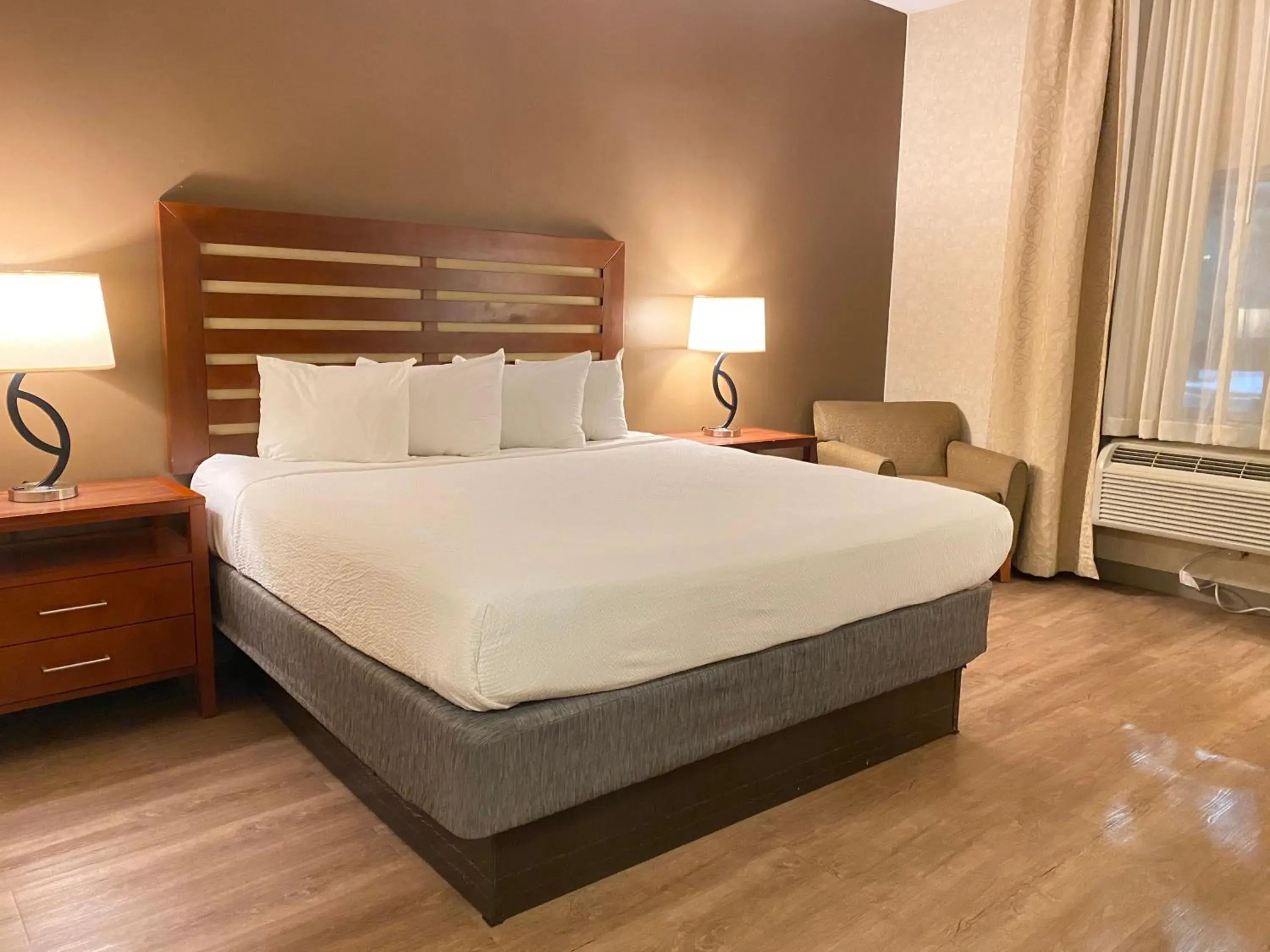 Bedroom, Bed in Wyndham Garden Grand Rapids Airport