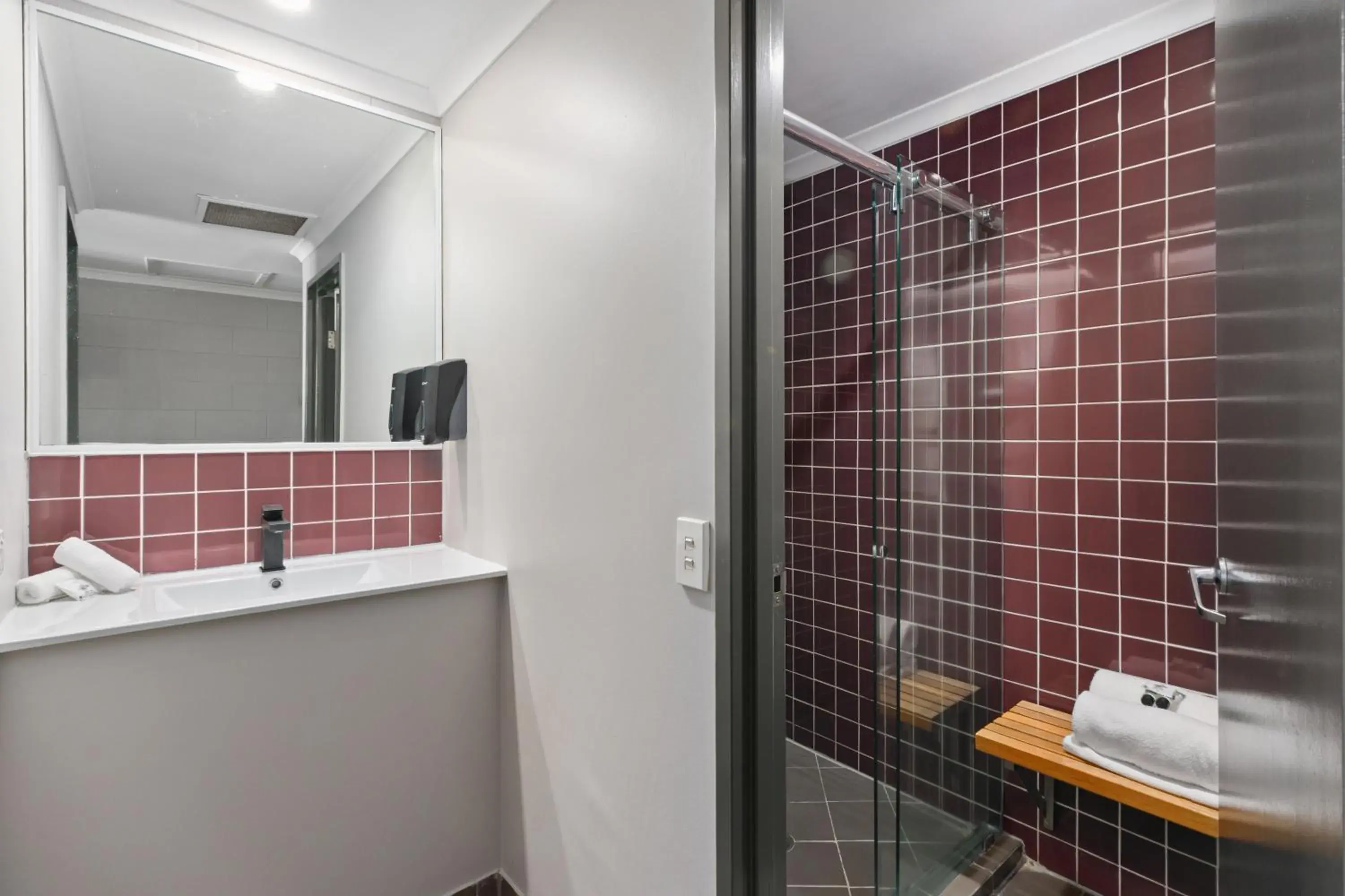 Bathroom in Gilligan's Hotel & Resort Cairns Bathroom in Gilligan's Hotel & Resort Cairns