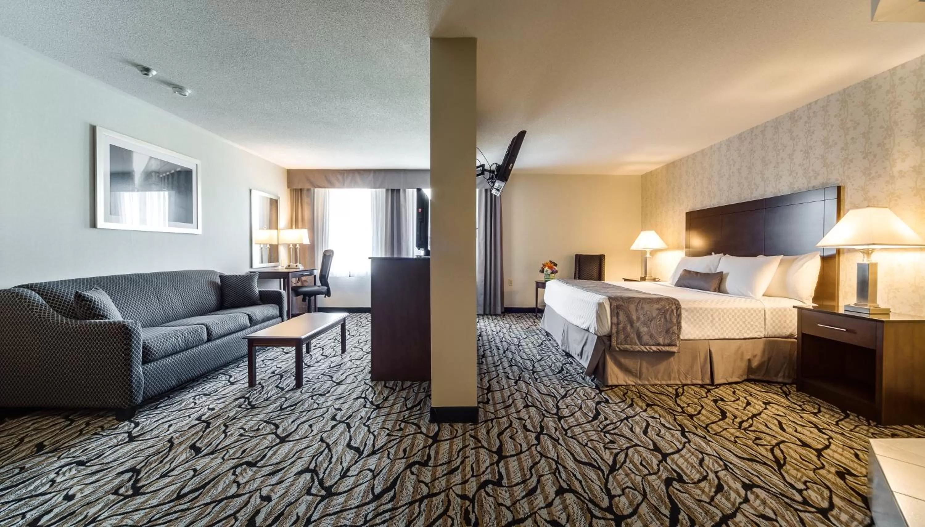 Photo of the whole room, Bed in Monte Carlo Inn Oakville Suites