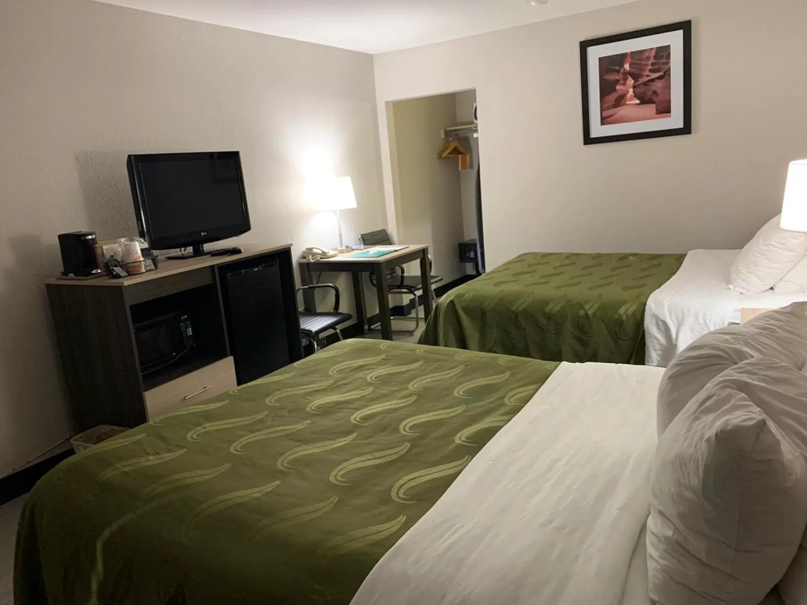 Bed in Quality Inn Airport East